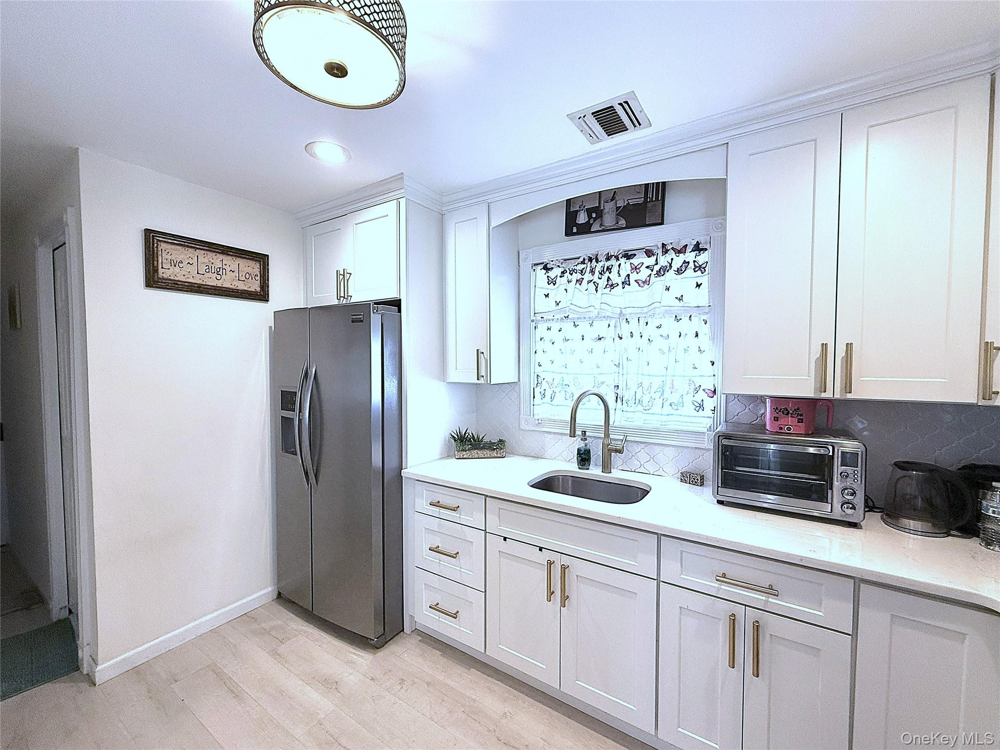 3 Desoto Road, Amity Harbor, NY 11701