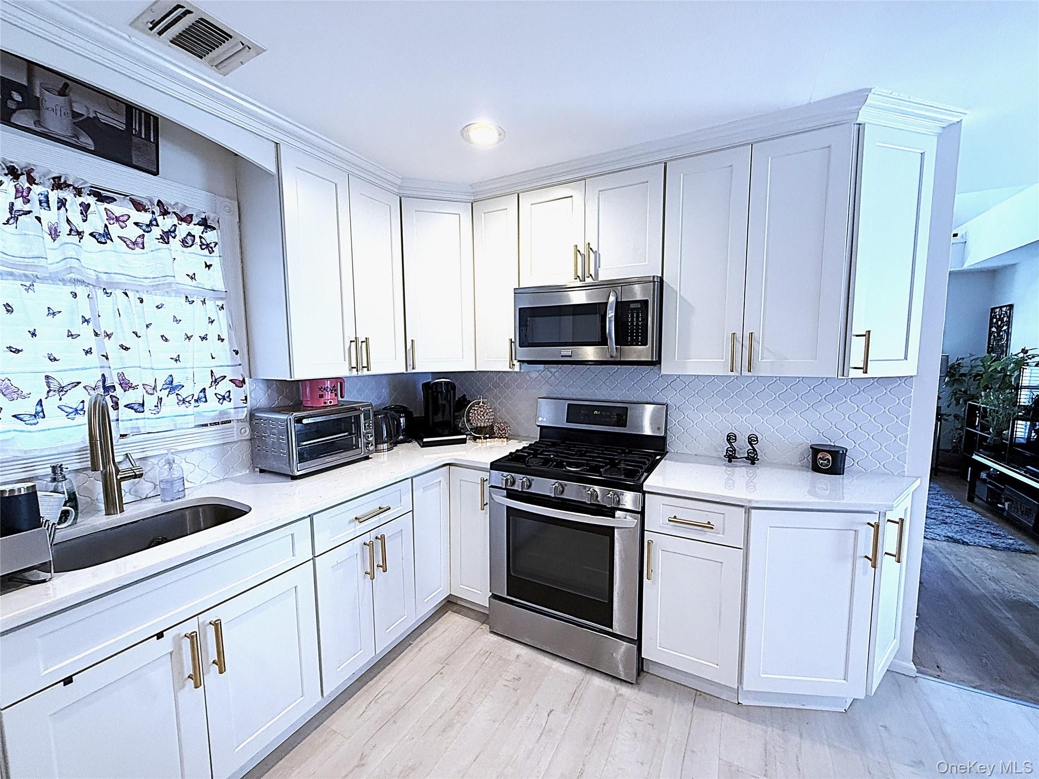 3 Desoto Road, Amity Harbor, NY 11701