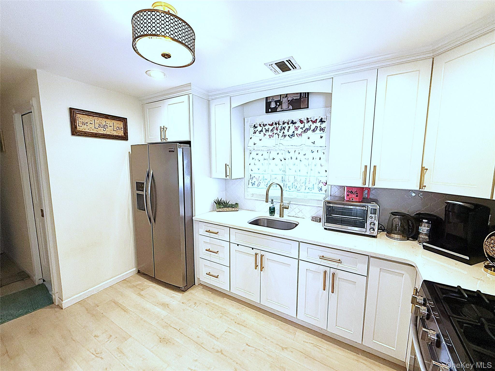 3 Desoto Road, Amity Harbor, NY 11701