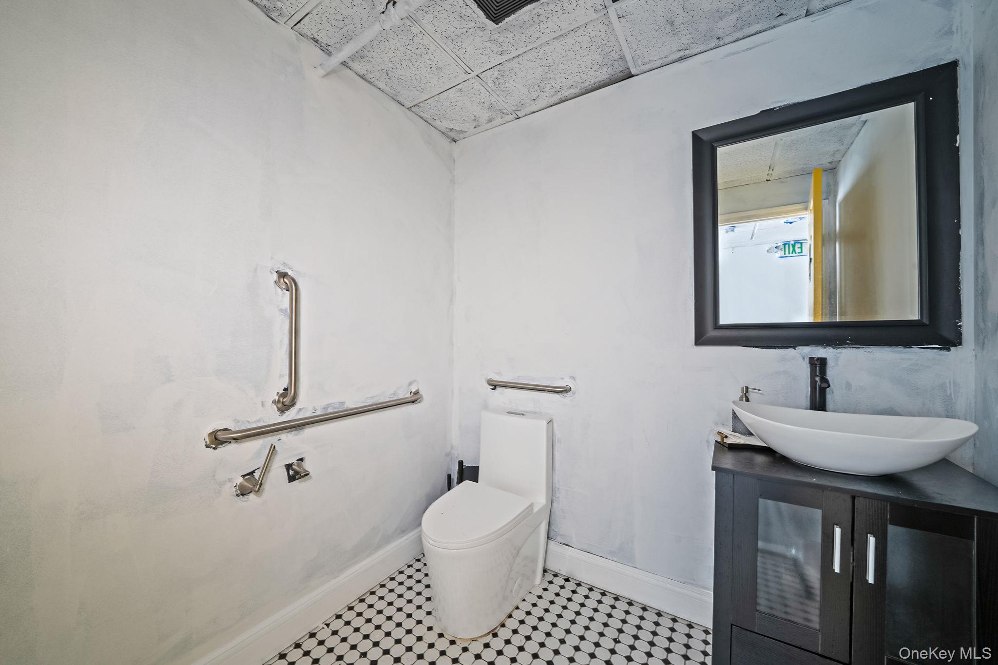 9 Davison Avenue W # B, Oceanside, NY 11572