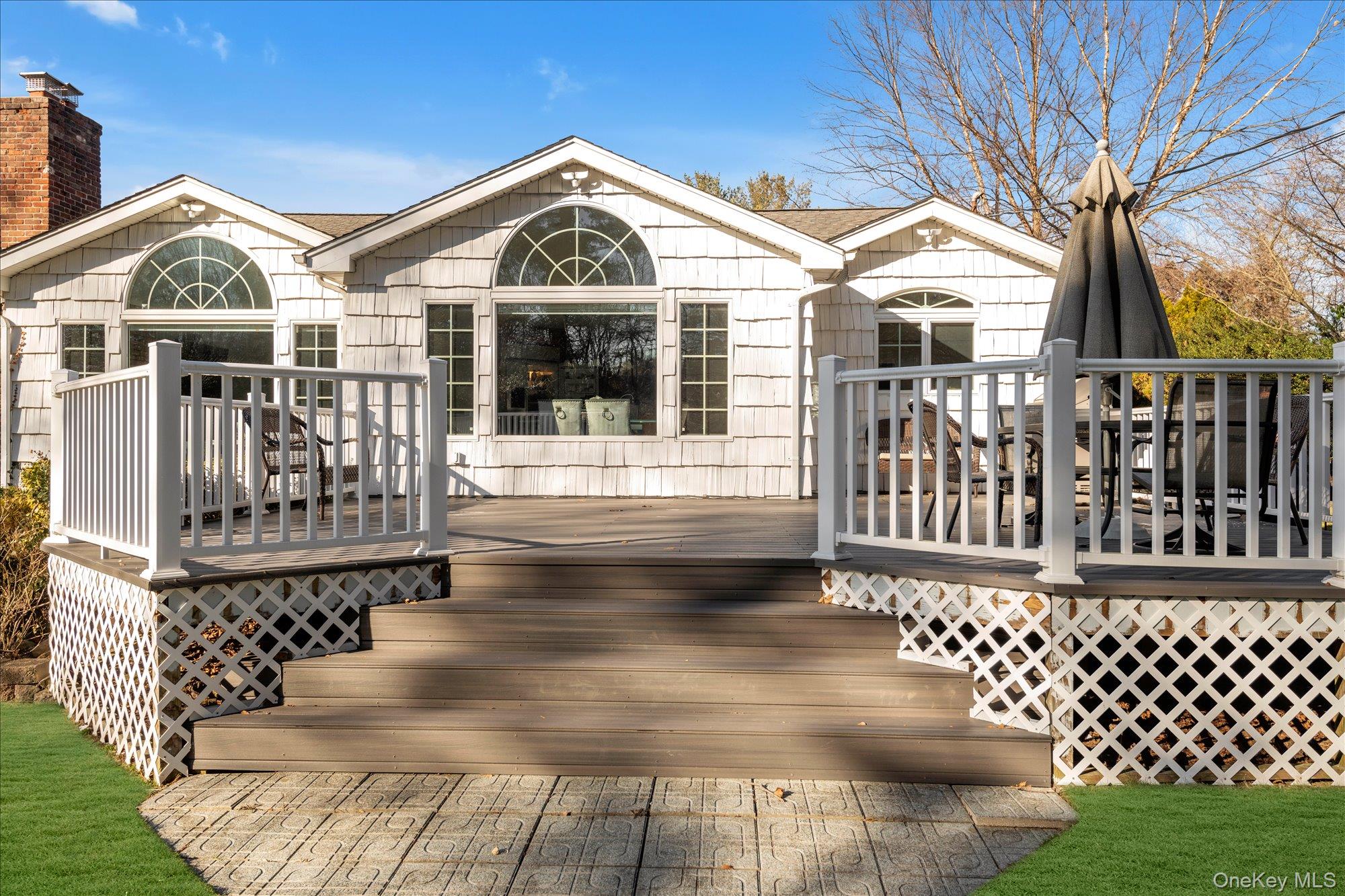 200 Hummingbird Drive, East Hills, NY 11576