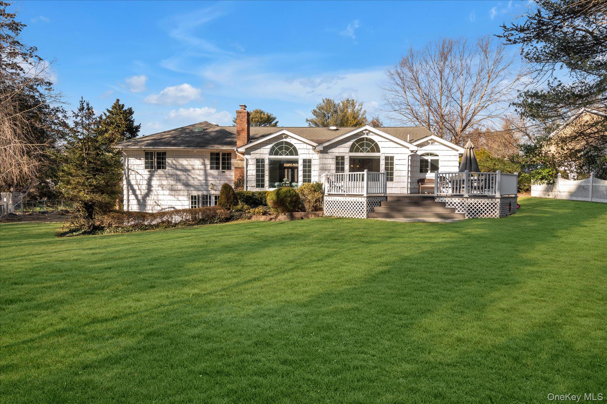 200 Hummingbird Drive, East Hills, NY 11576