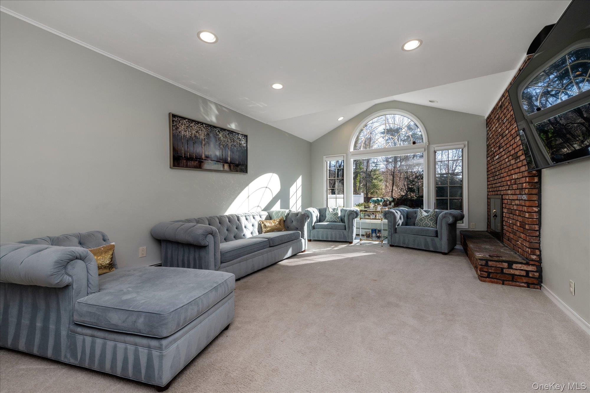 200 Hummingbird Drive, East Hills, NY 11576