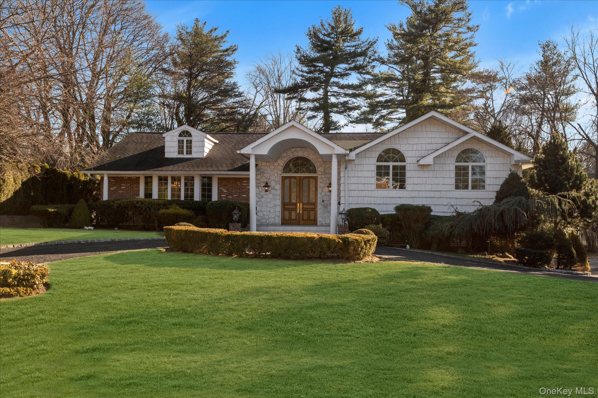 200 Hummingbird Drive, East Hills, NY 11576