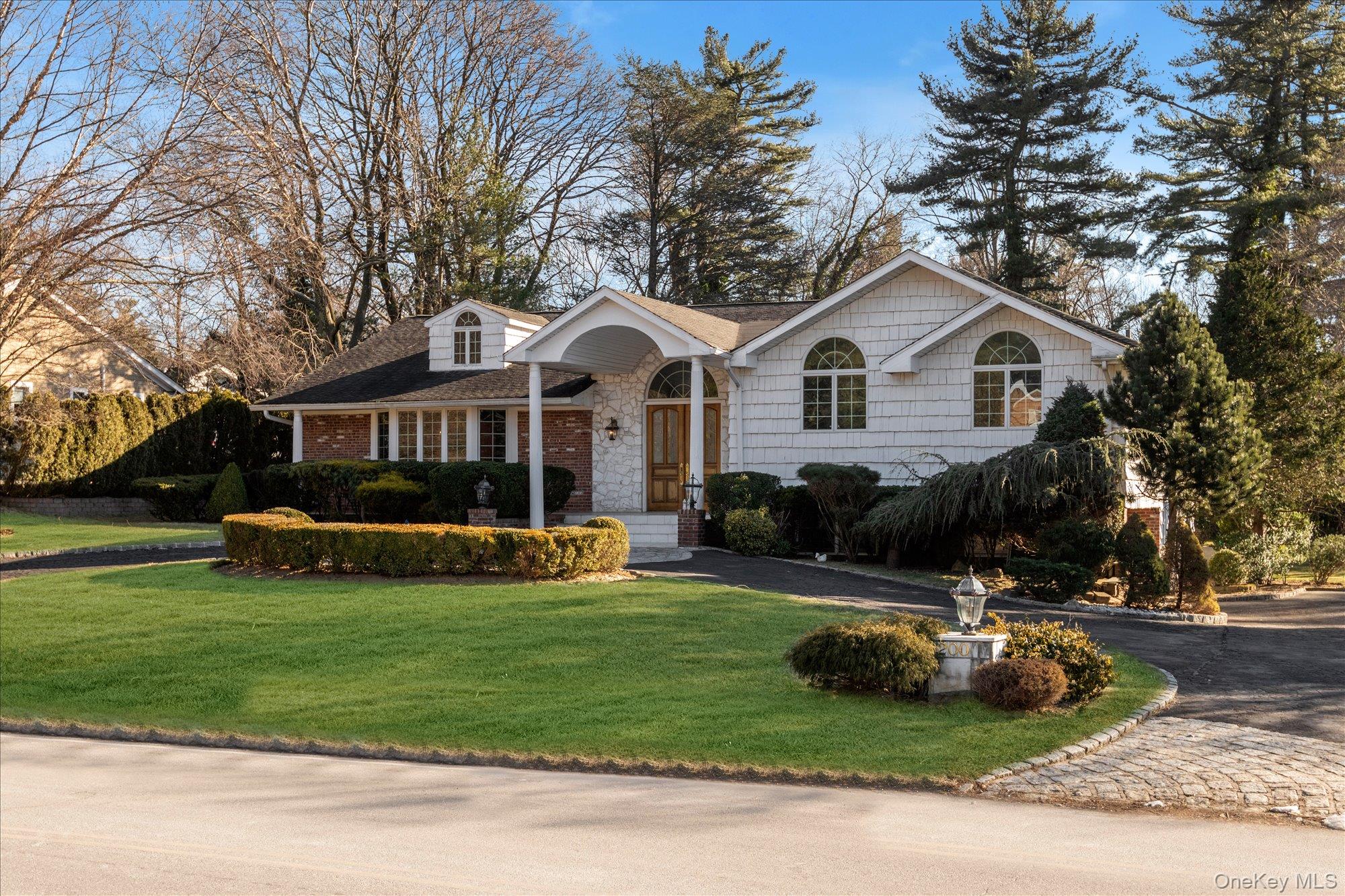 200 Hummingbird Drive, East Hills, NY 11576