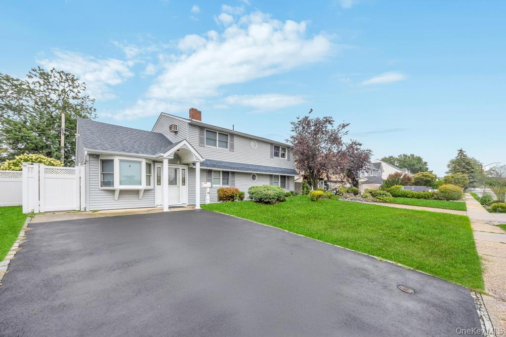 11 Winter Lane, Hicksville, NY 11801