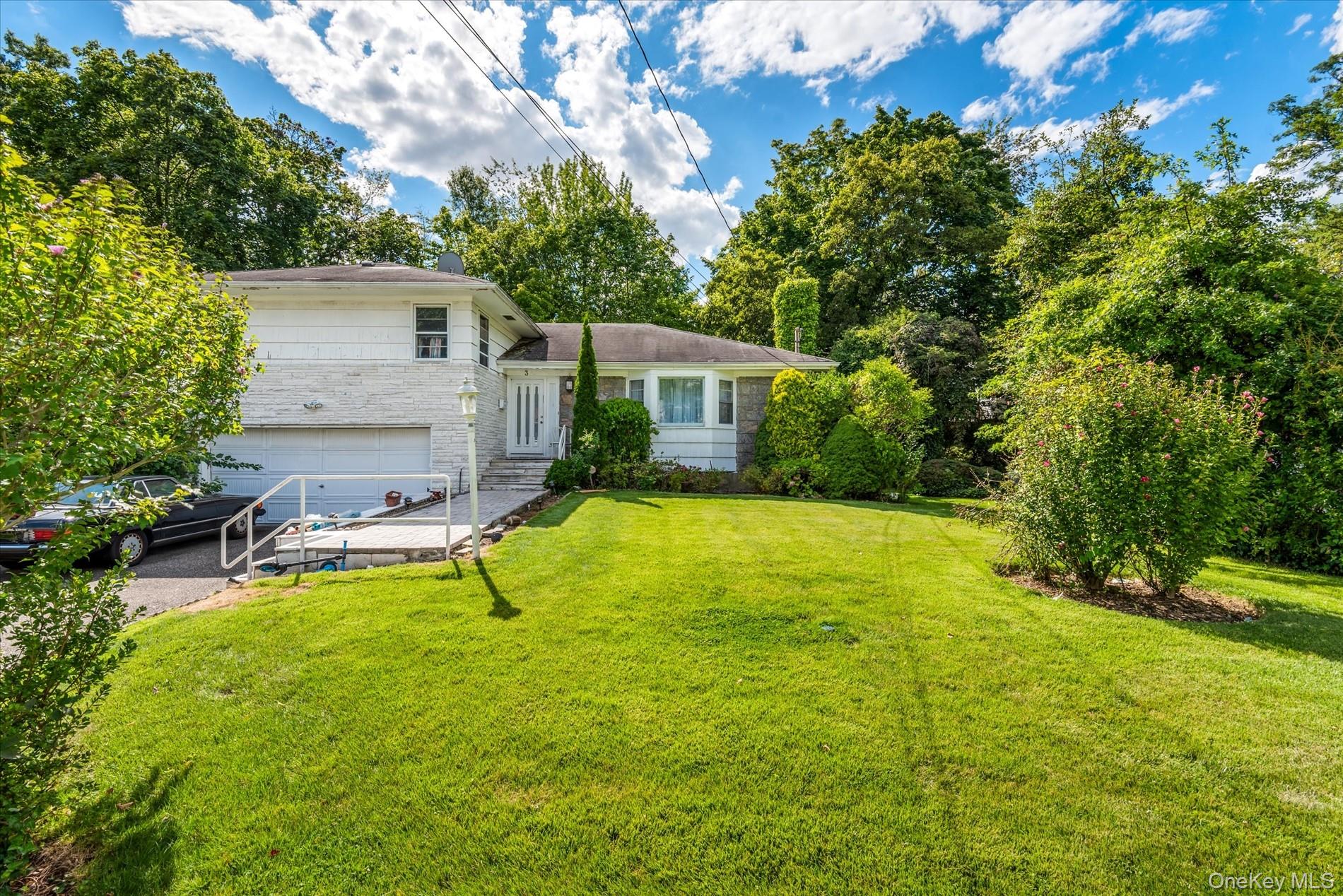 3 Hemsley Lane, Great Neck, NY 11023