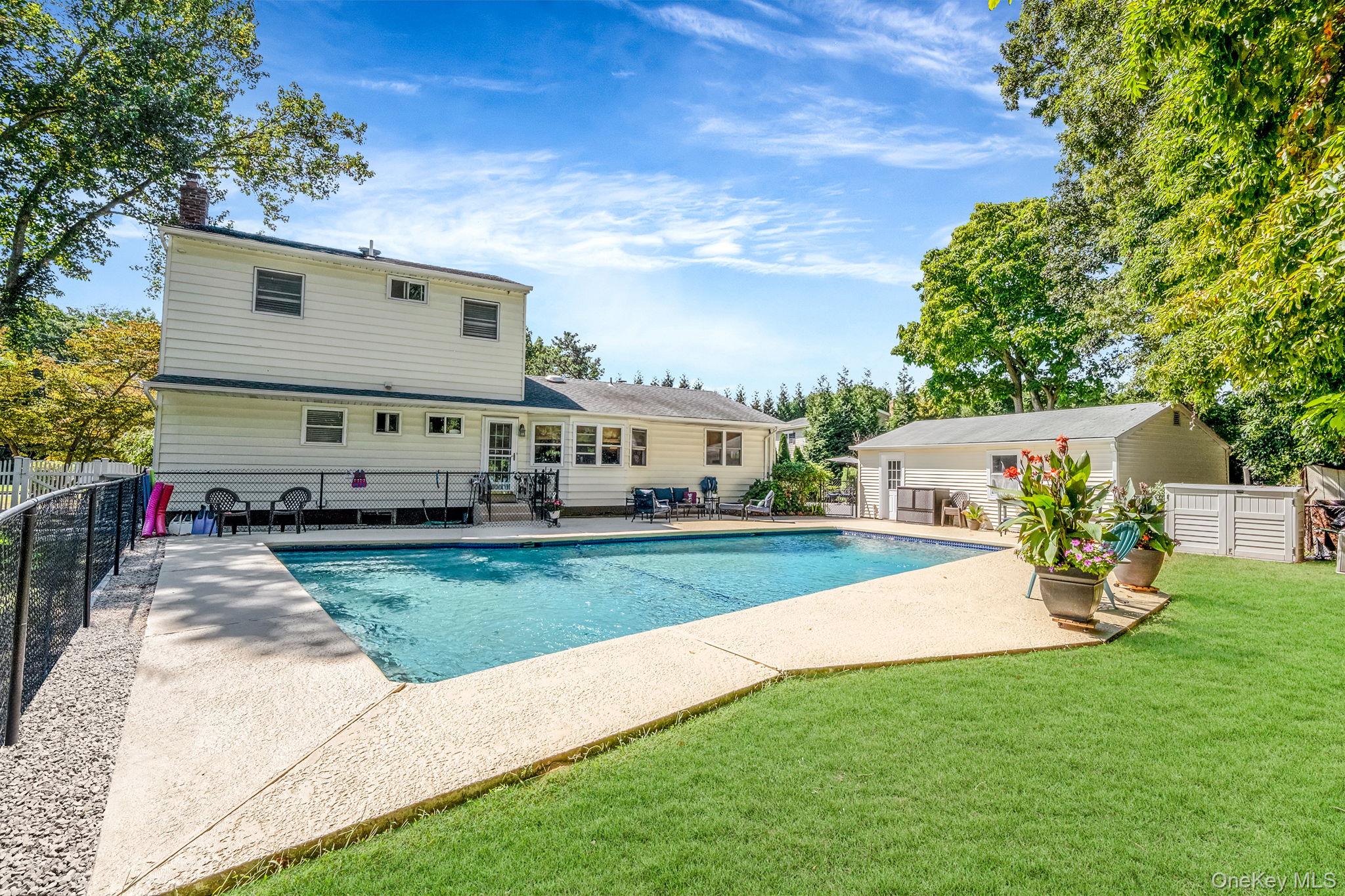 19 Edmarc Court, Oakdale, NY 11769