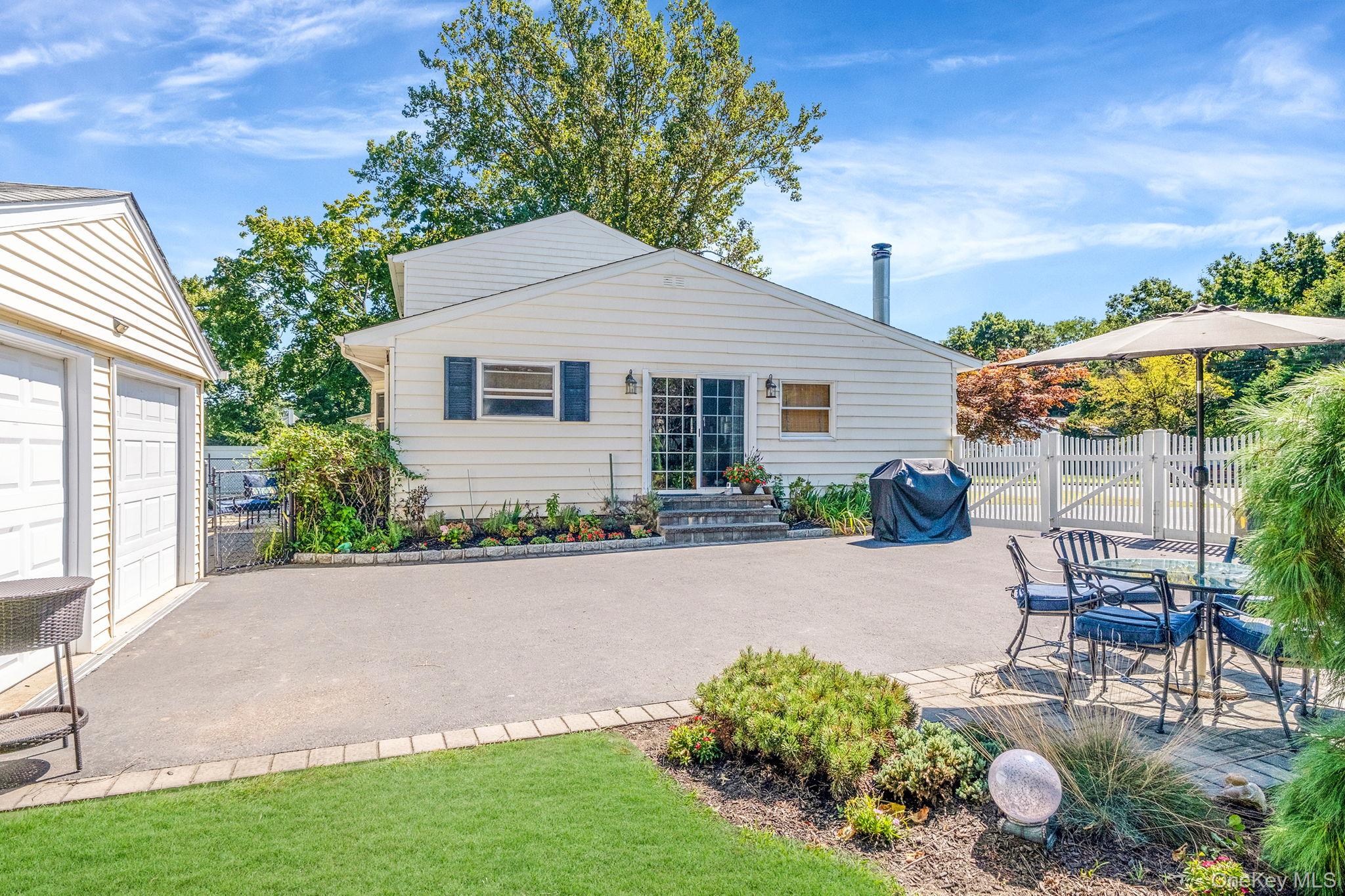 19 Edmarc Court, Oakdale, NY 11769