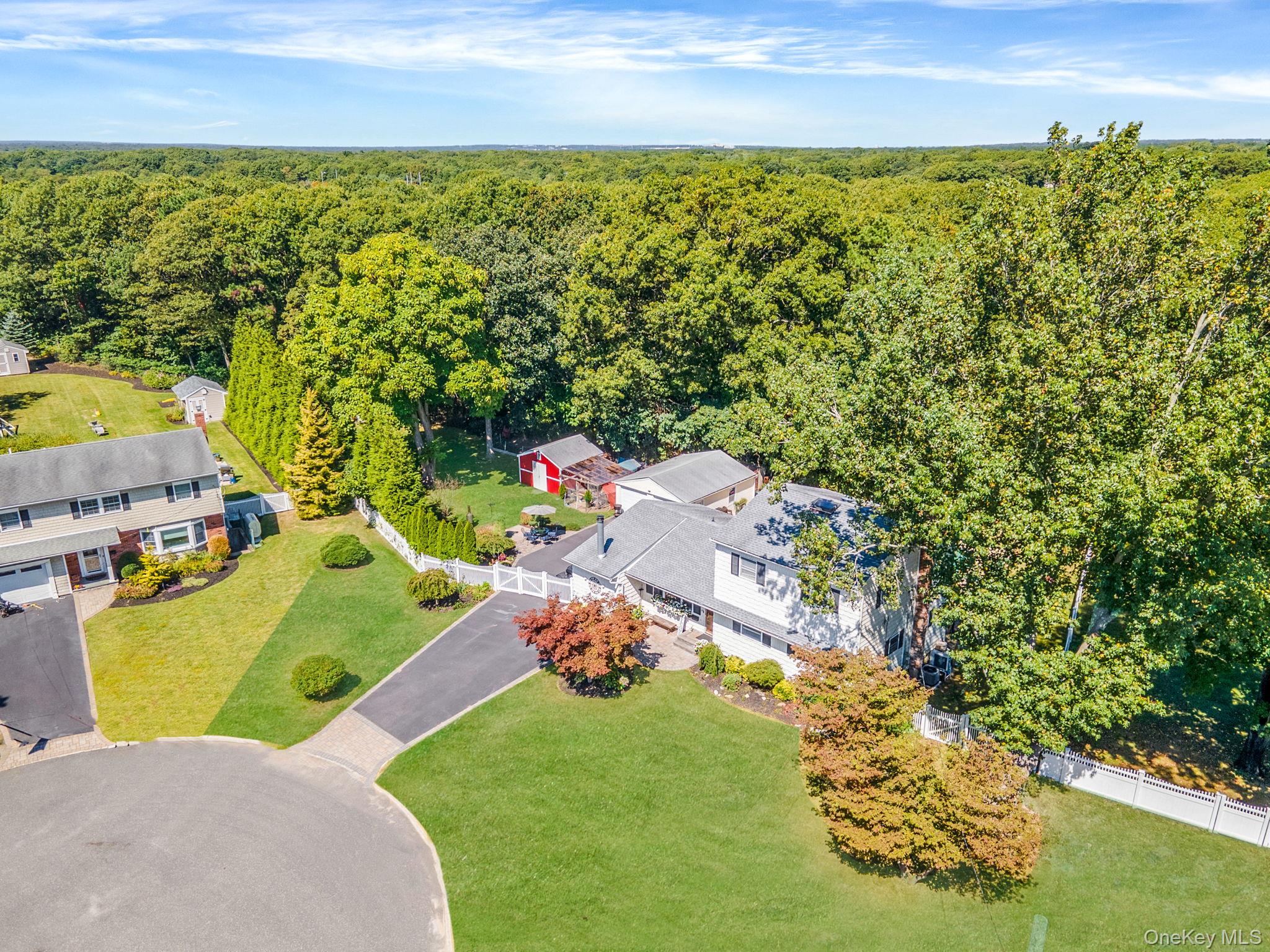 19 Edmarc Court, Oakdale, NY 11769