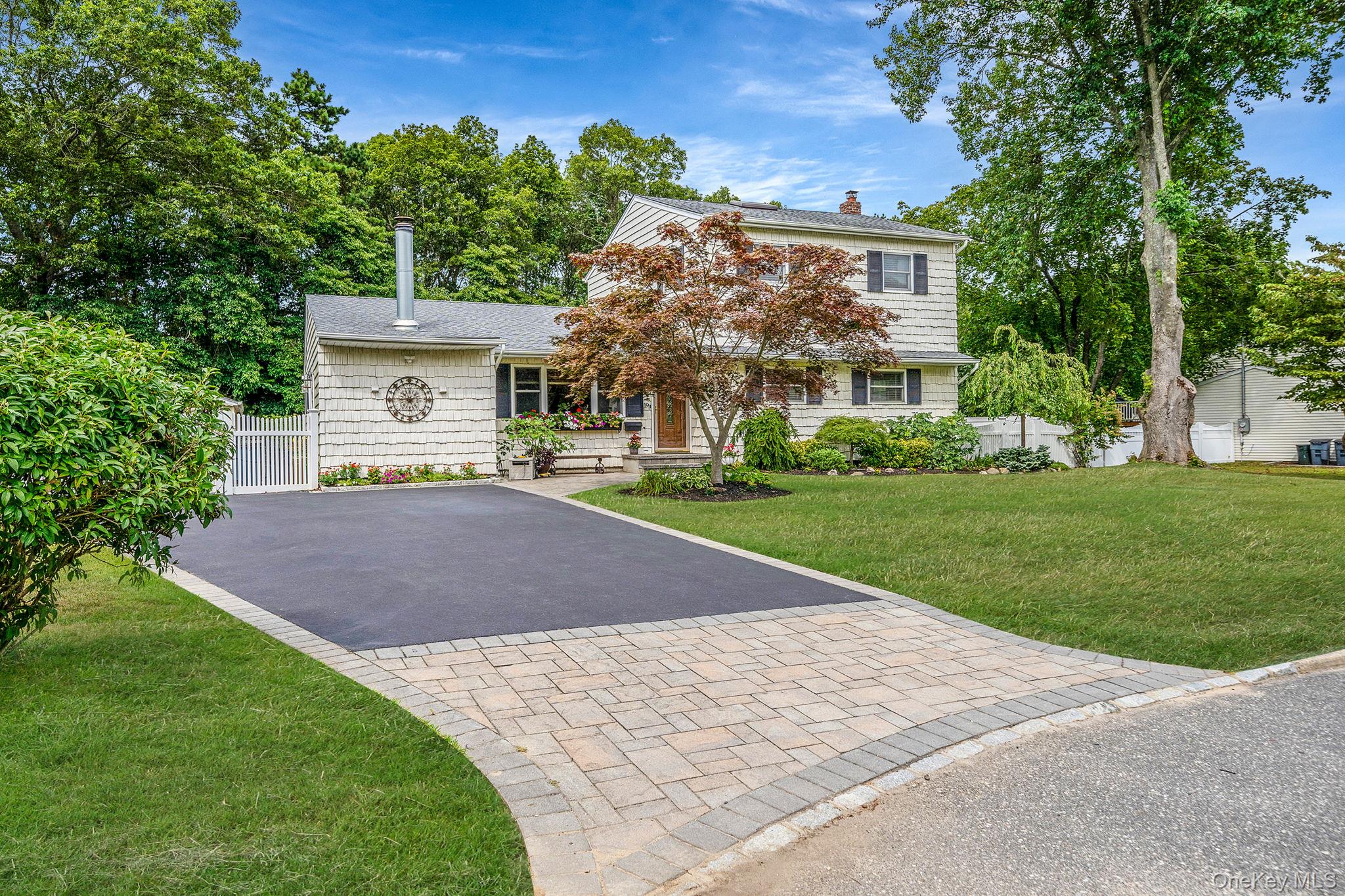 19 Edmarc Court, Oakdale, NY 11769