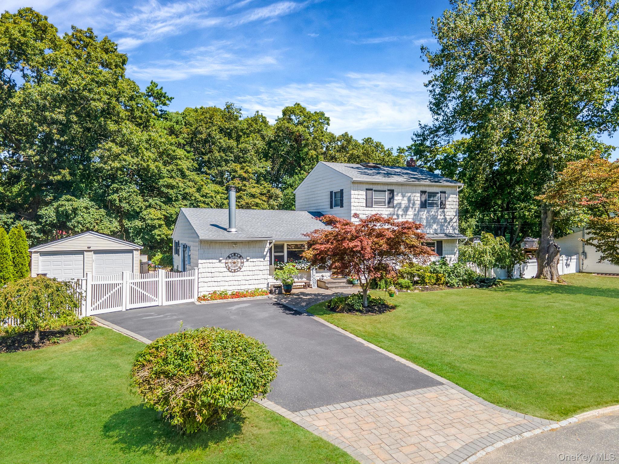 19 Edmarc Court, Oakdale, NY 11769