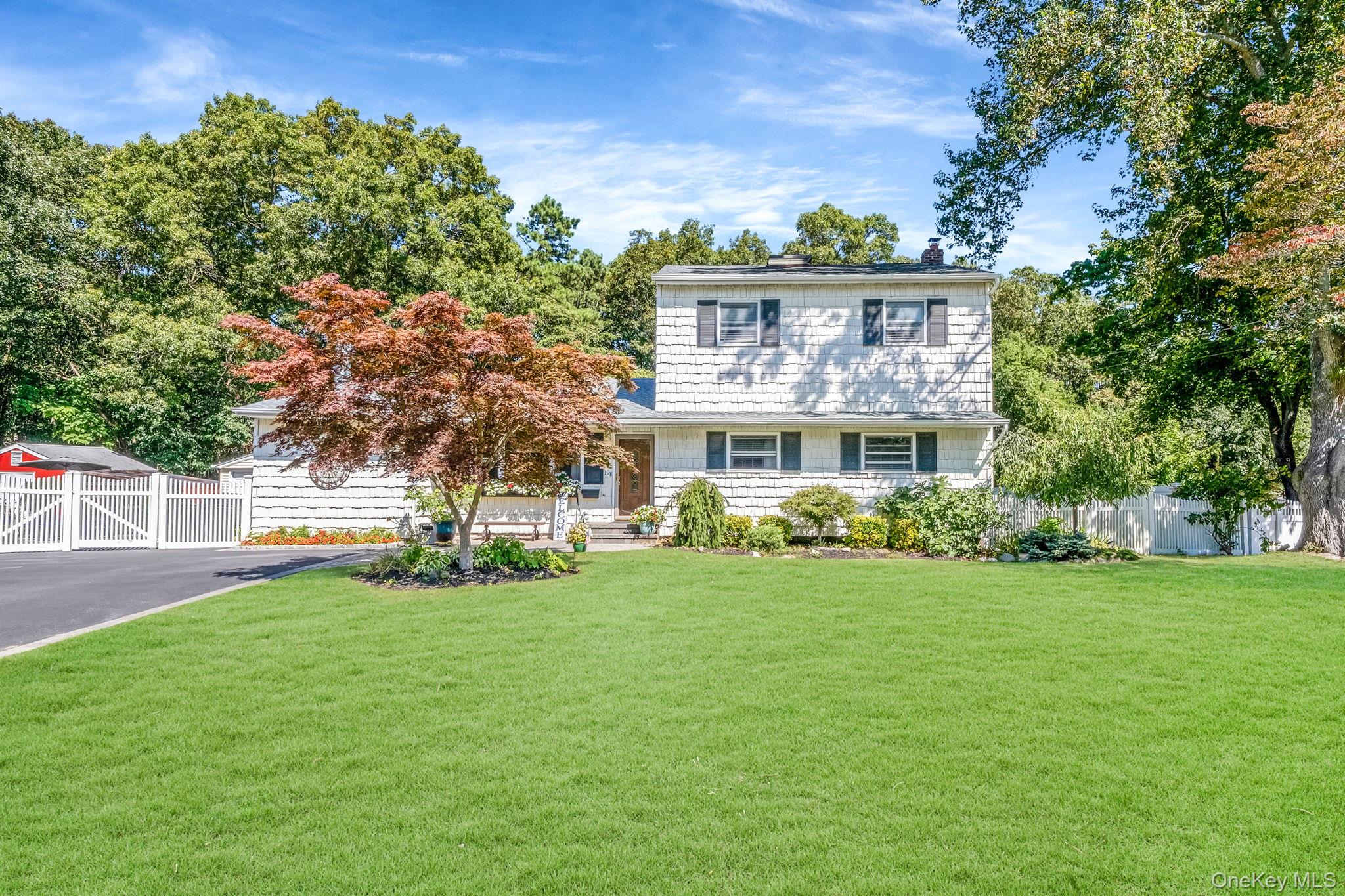 19 Edmarc Court, Oakdale, NY 11769