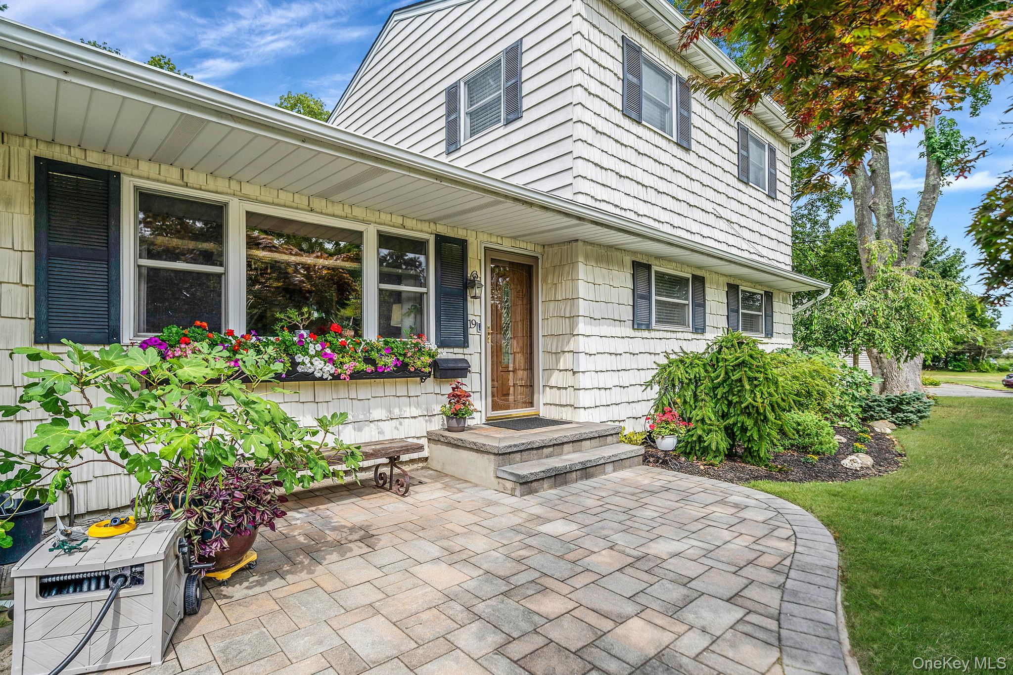 19 Edmarc Court, Oakdale, NY 11769