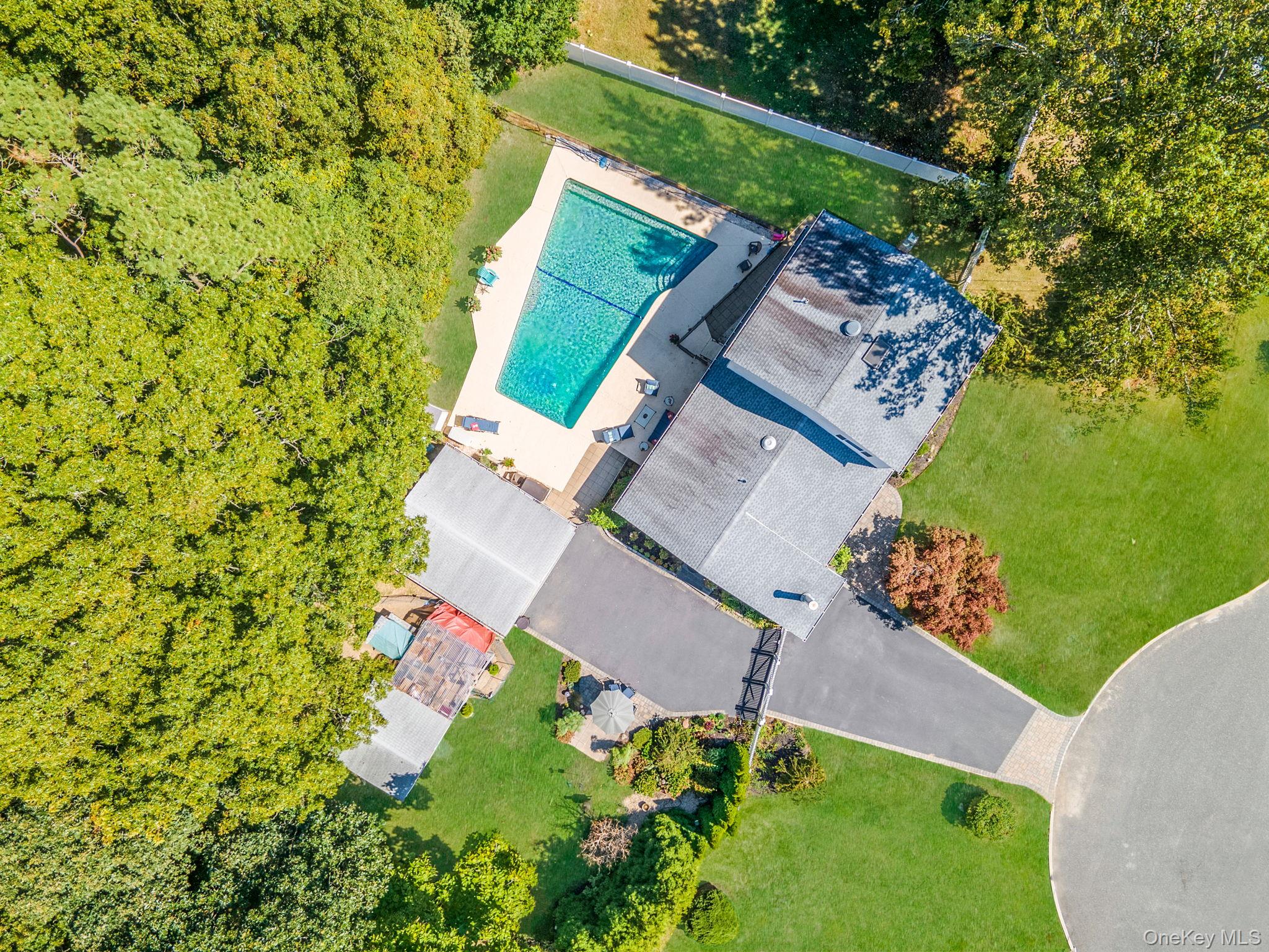 19 Edmarc Court, Oakdale, NY 11769