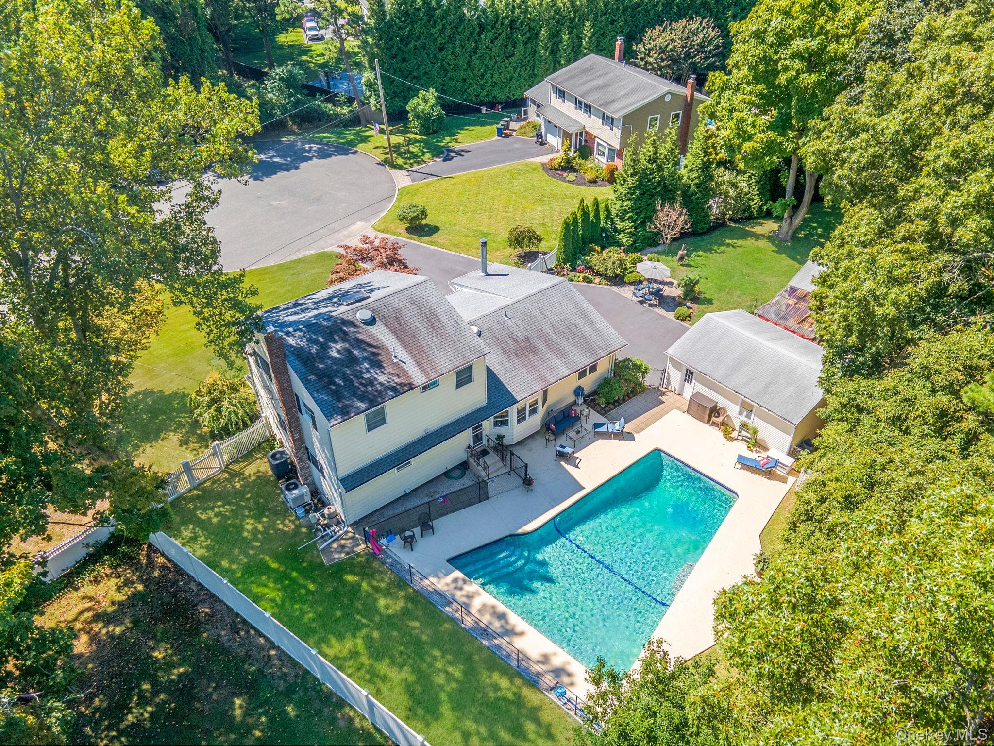 19 Edmarc Court, Oakdale, NY 11769