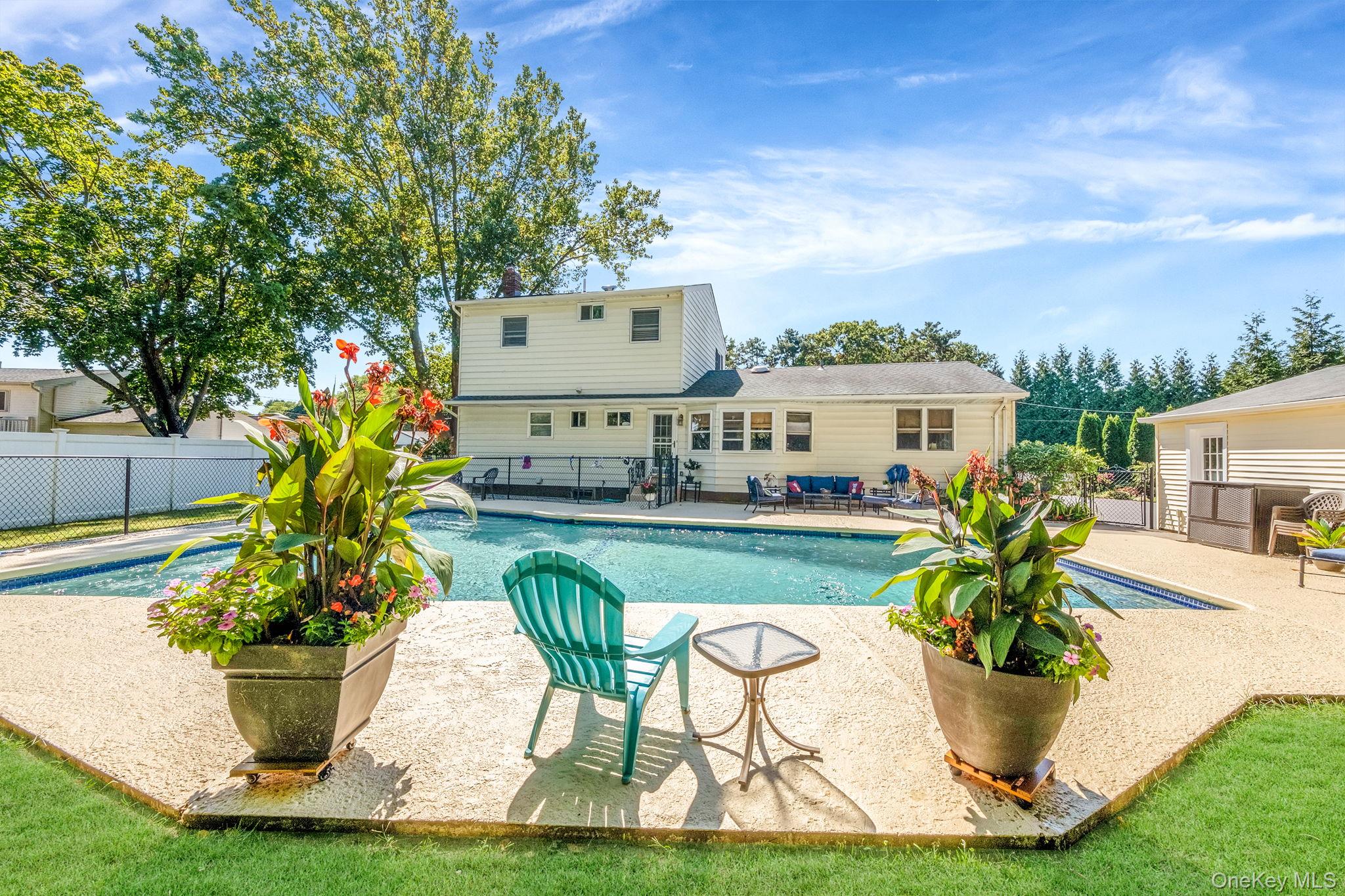 19 Edmarc Court, Oakdale, NY 11769