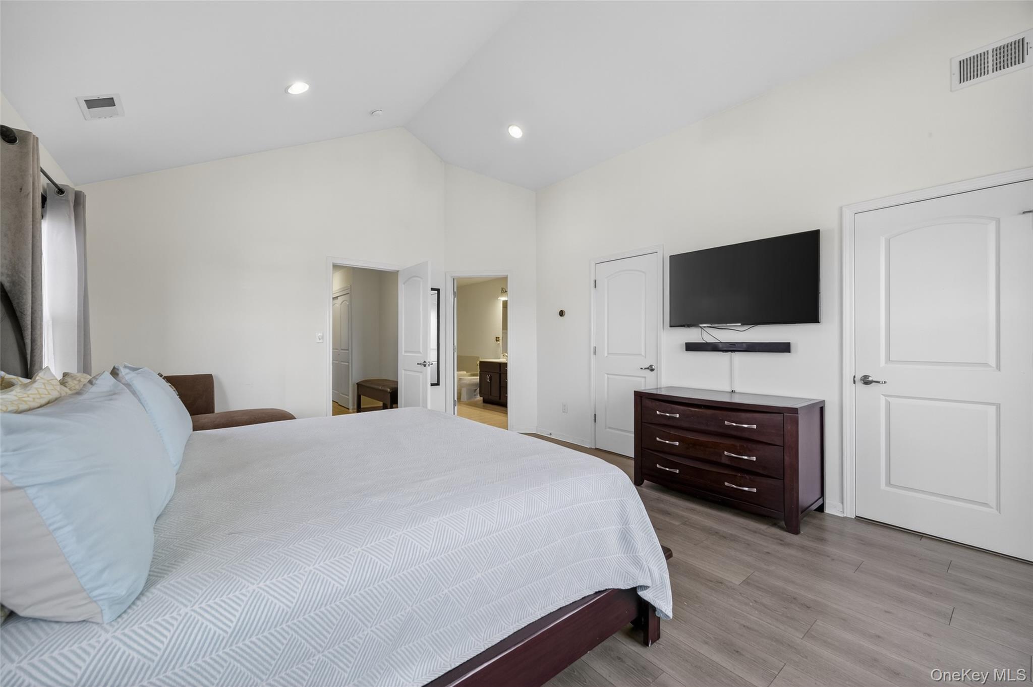 1802 Hawthorn Way, New Windsor, NY 12553