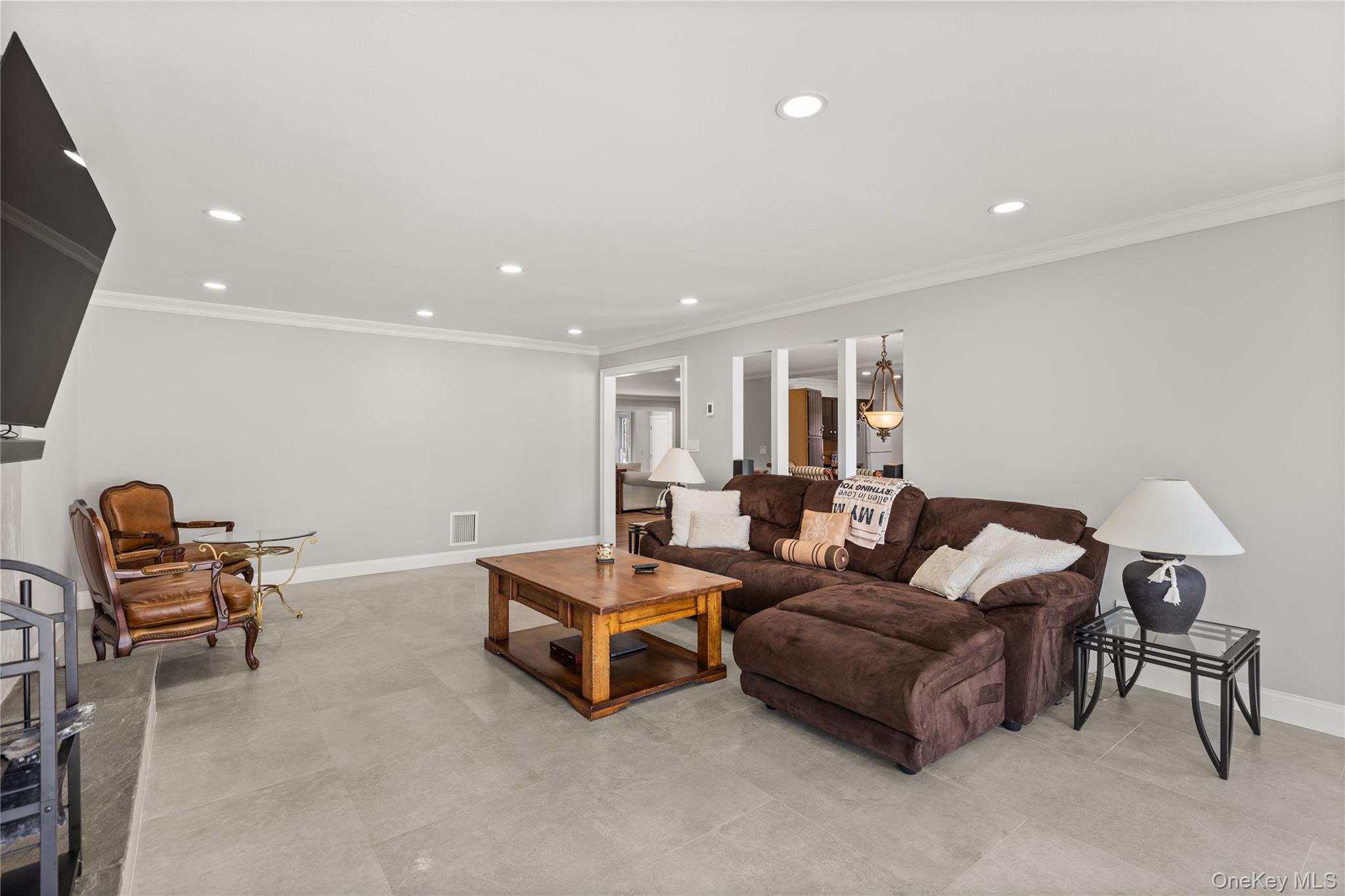 173 Tahlulah Lane, West Islip, NY 11795