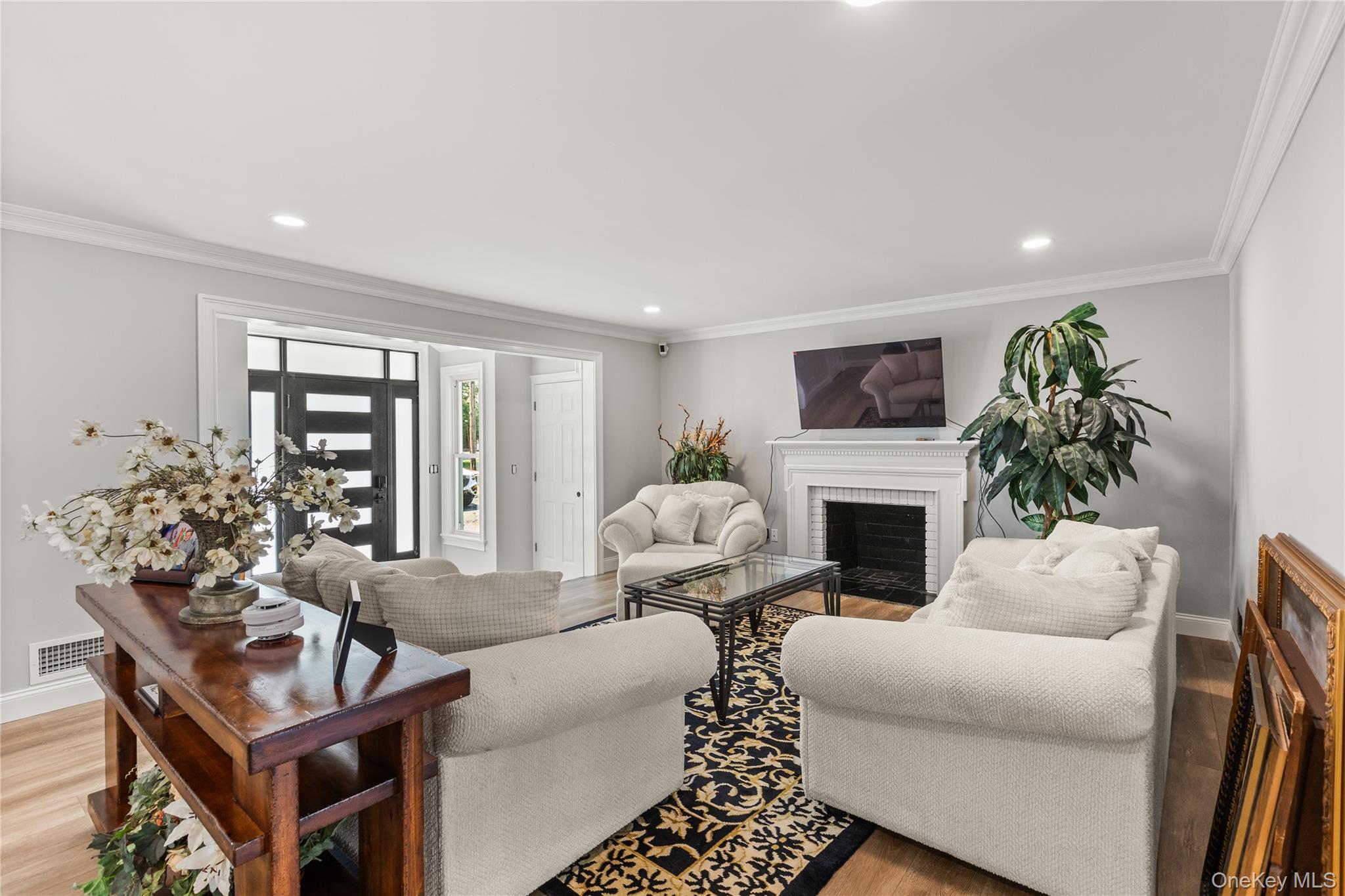 173 Tahlulah Lane, West Islip, NY 11795