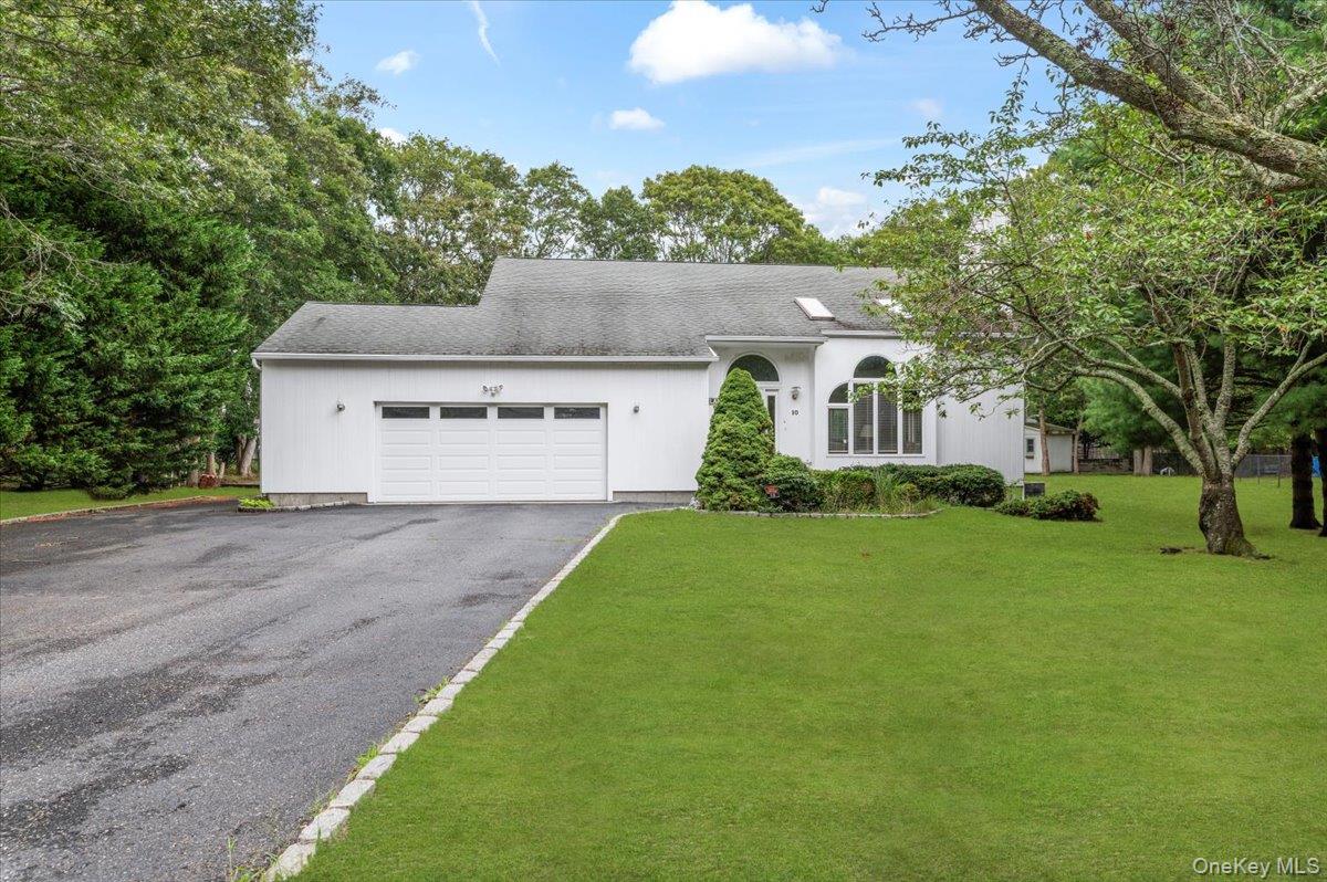 10 Sandalwood Court, Hampton Bays, NY 11946