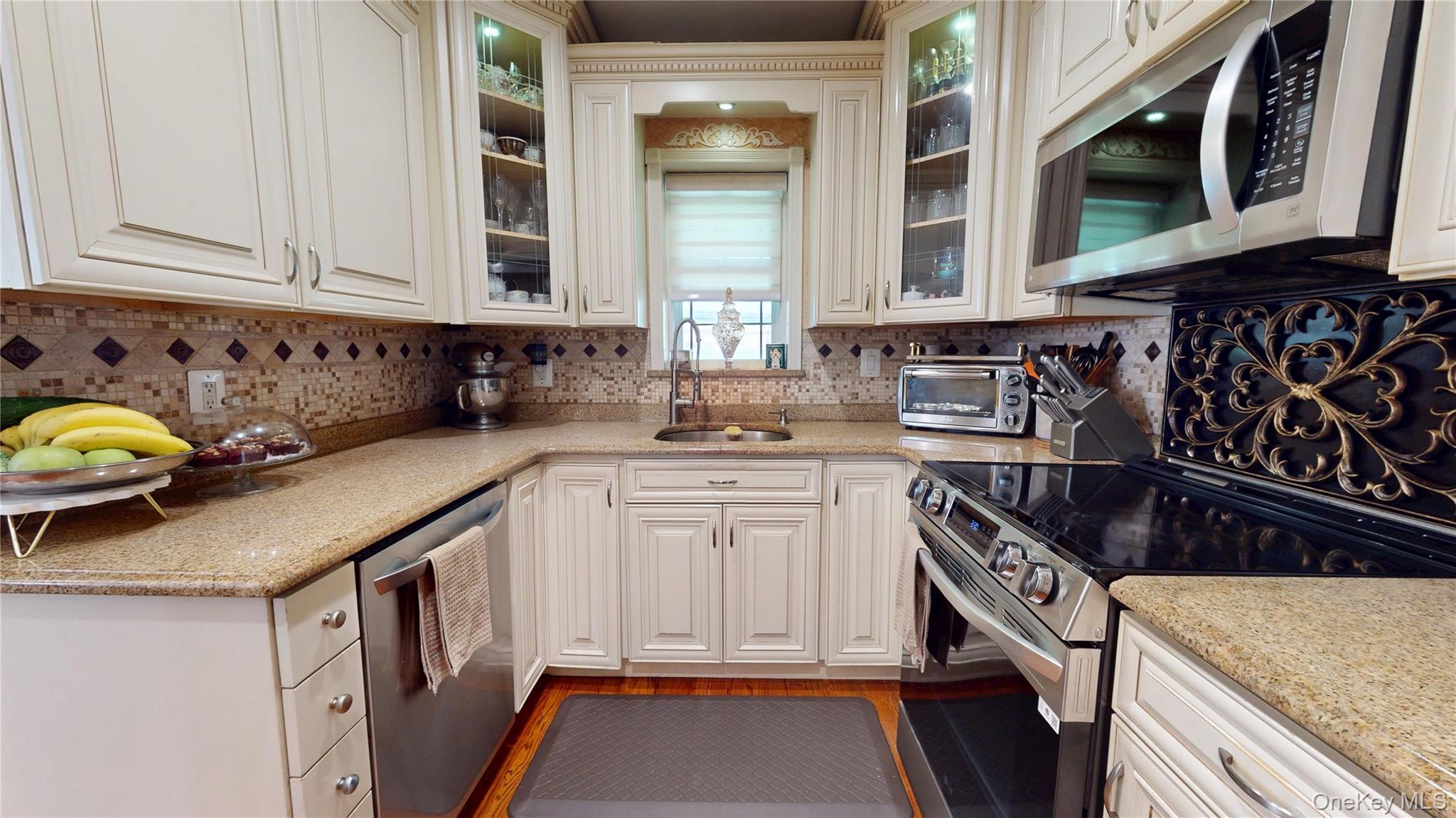 14 Plymouth Street, New Hyde Park, NY 11040