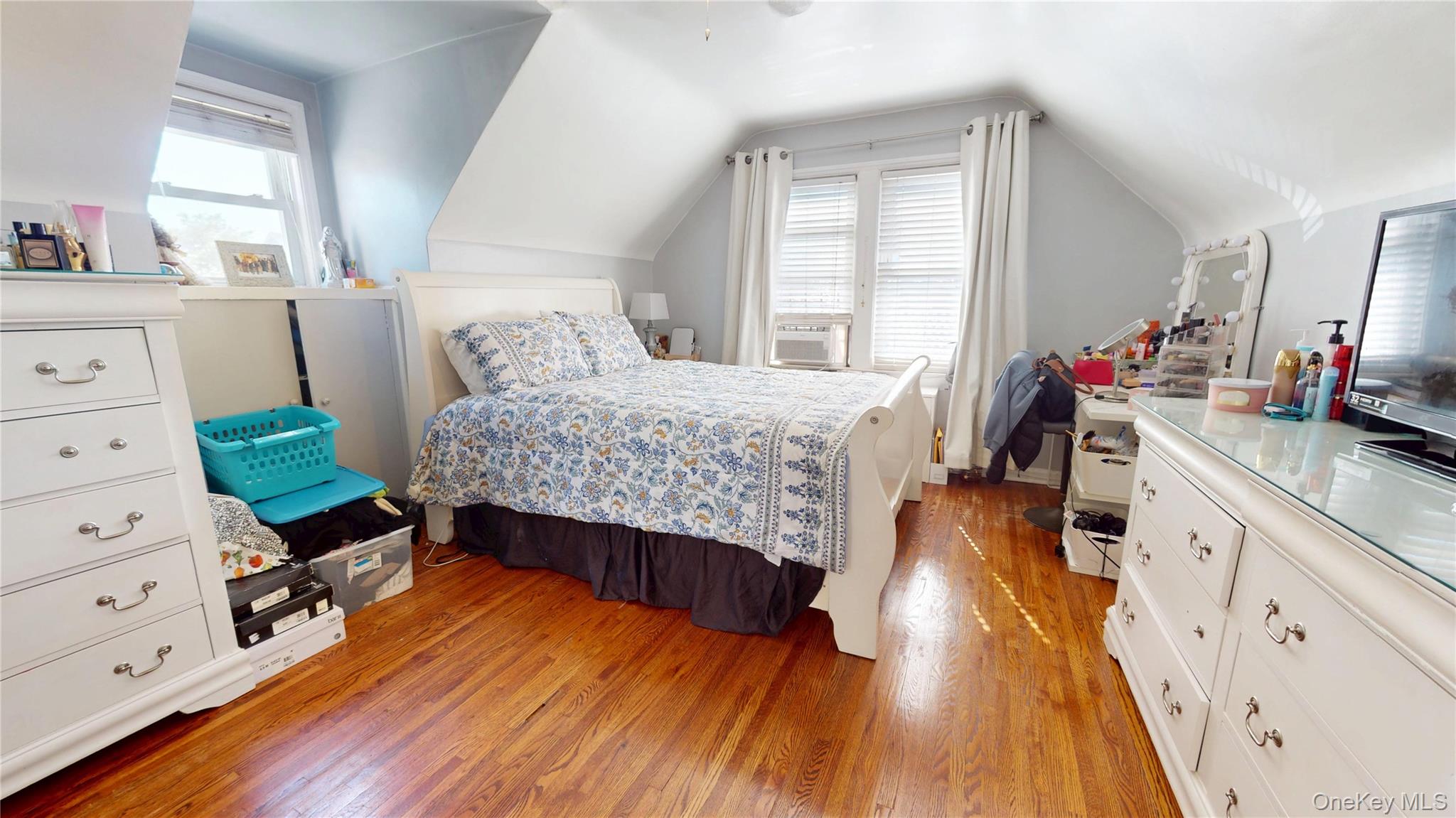 14 Plymouth Street, New Hyde Park, NY 11040