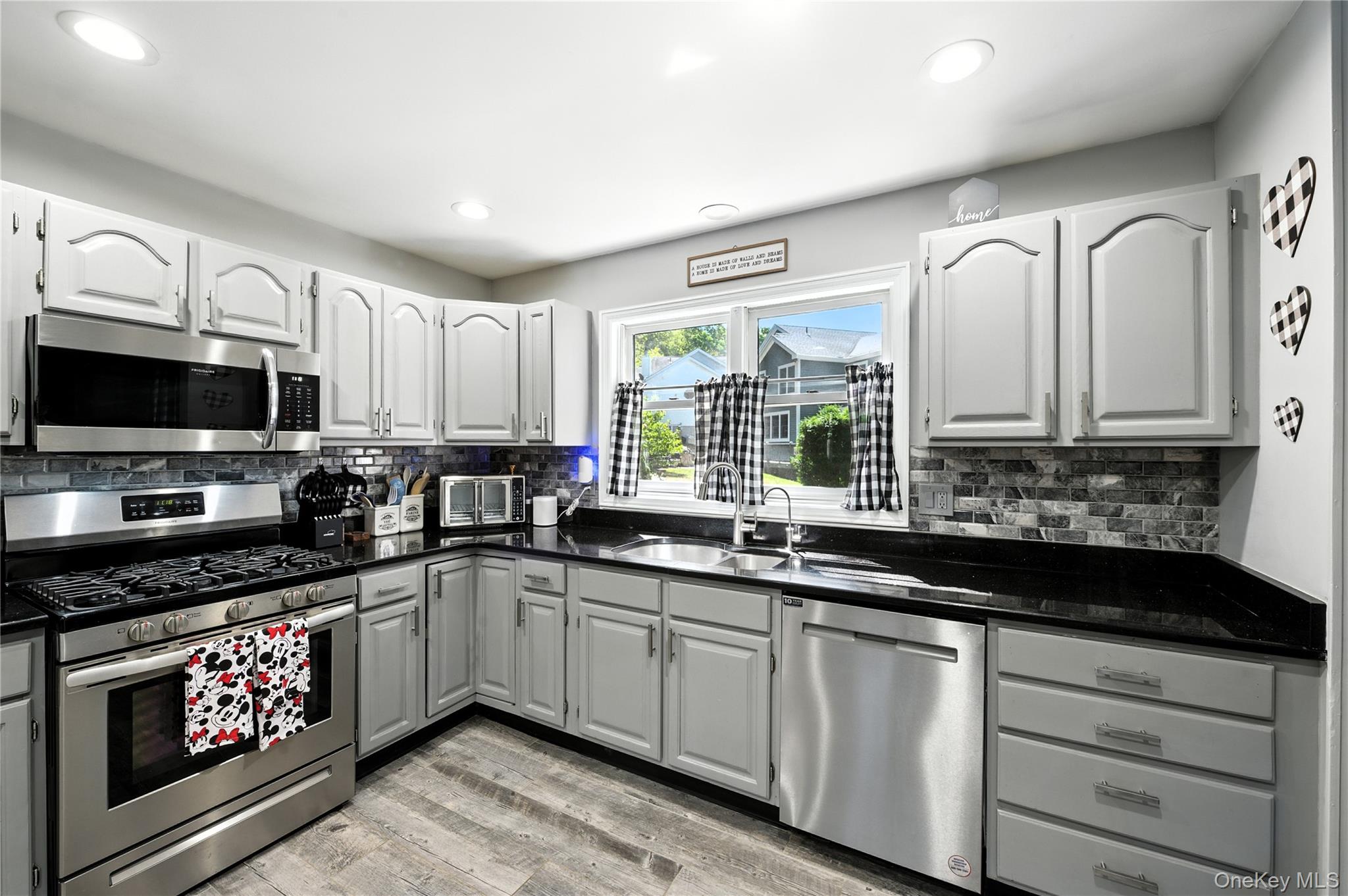 11 Nottingham Way, Mahopac, NY 10541