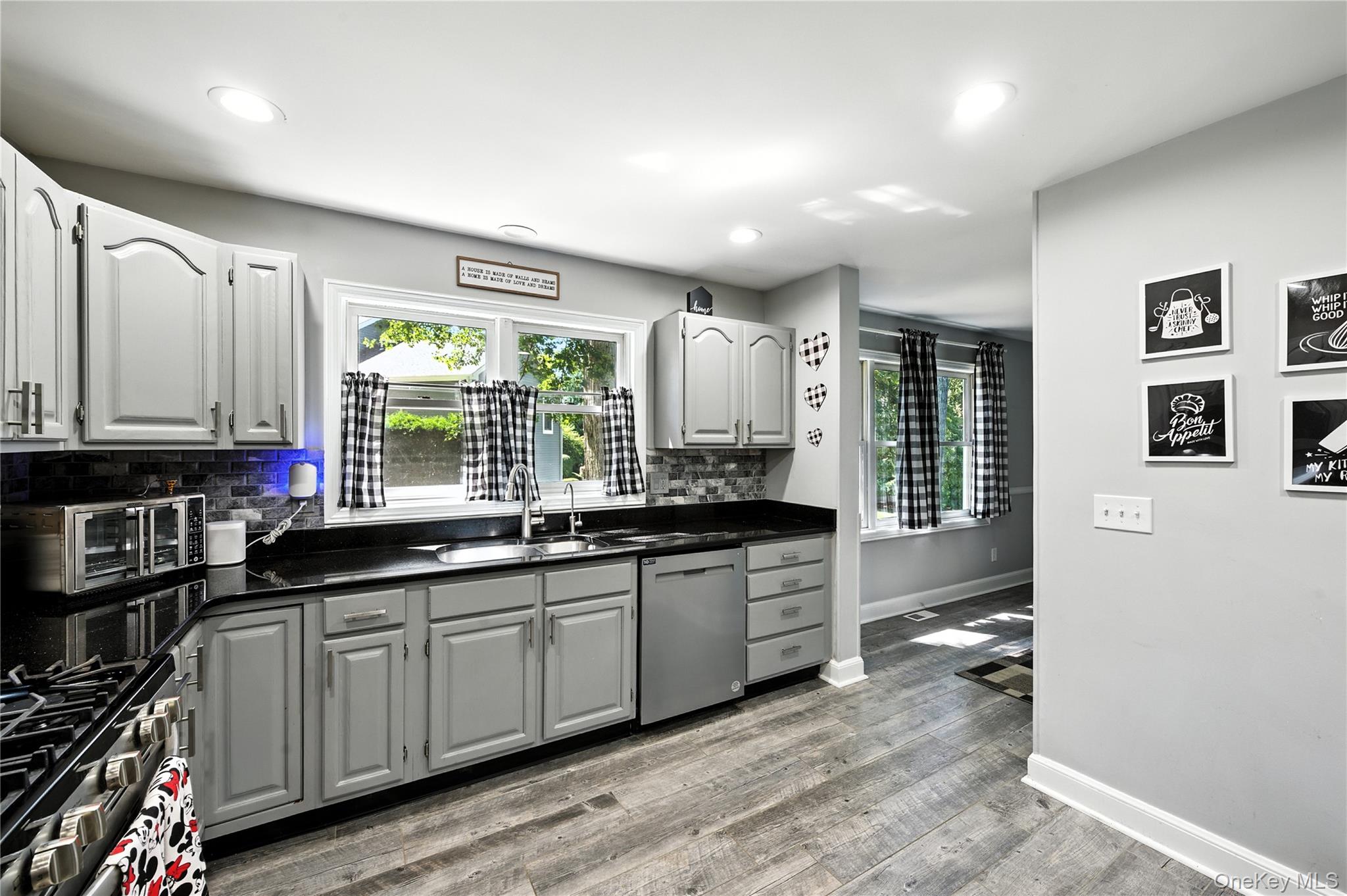 11 Nottingham Way, Mahopac, NY 10541