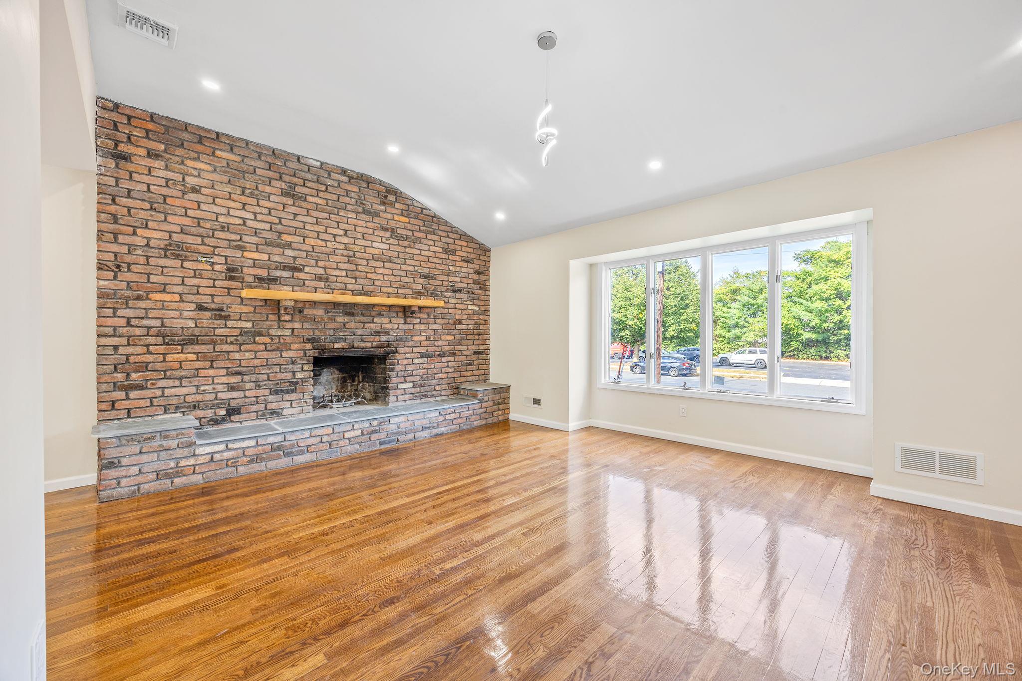 20 E 8th Street, Deer Park, NY 11729