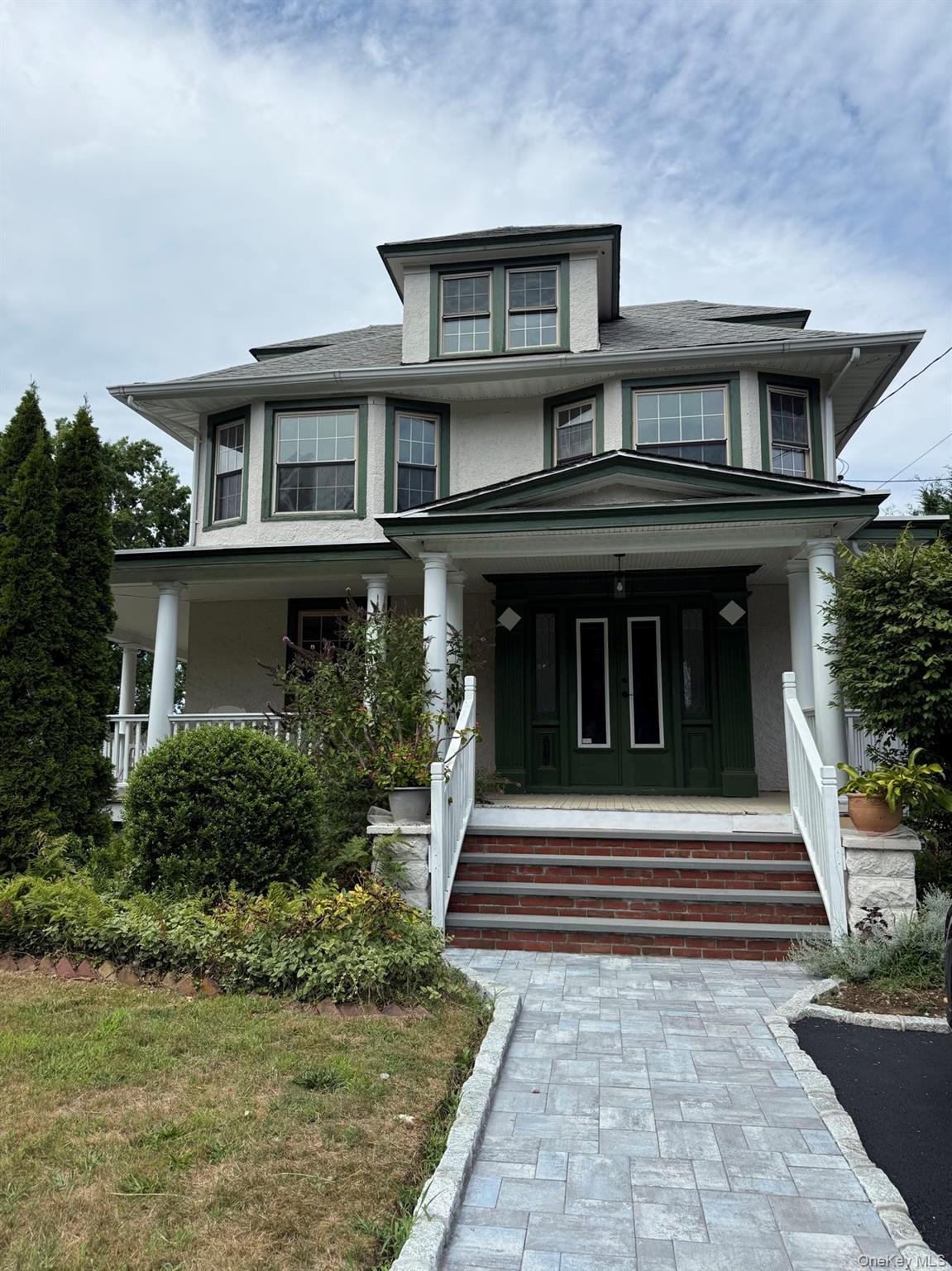27 Dosoris Way, Glen Cove, NY 11542
