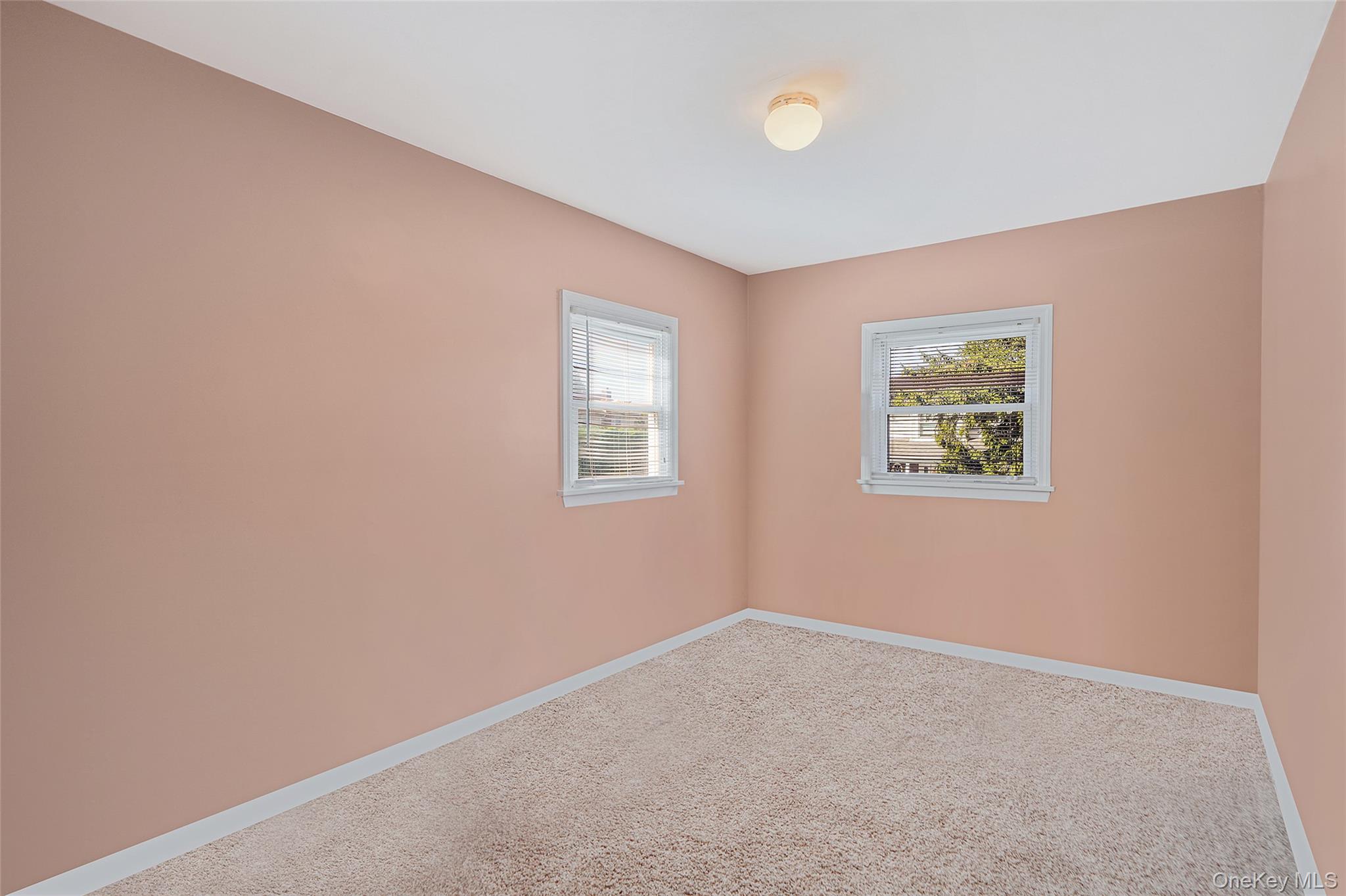 546 S Walnut Street, Lindenhurst, NY 11757