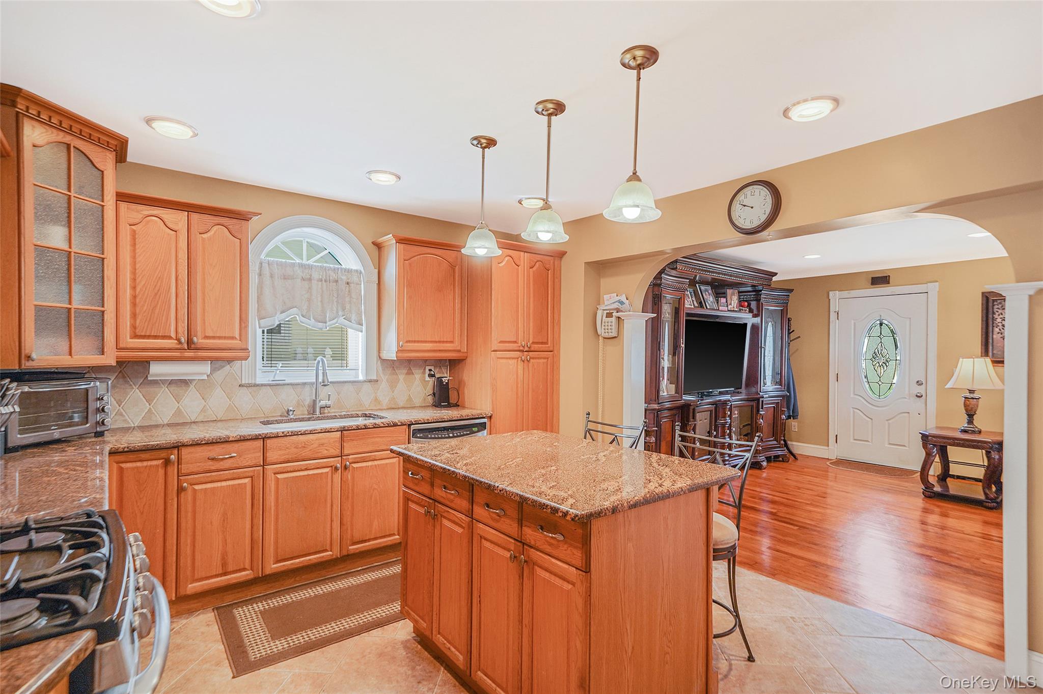 546 S Walnut Street, Lindenhurst, NY 11757