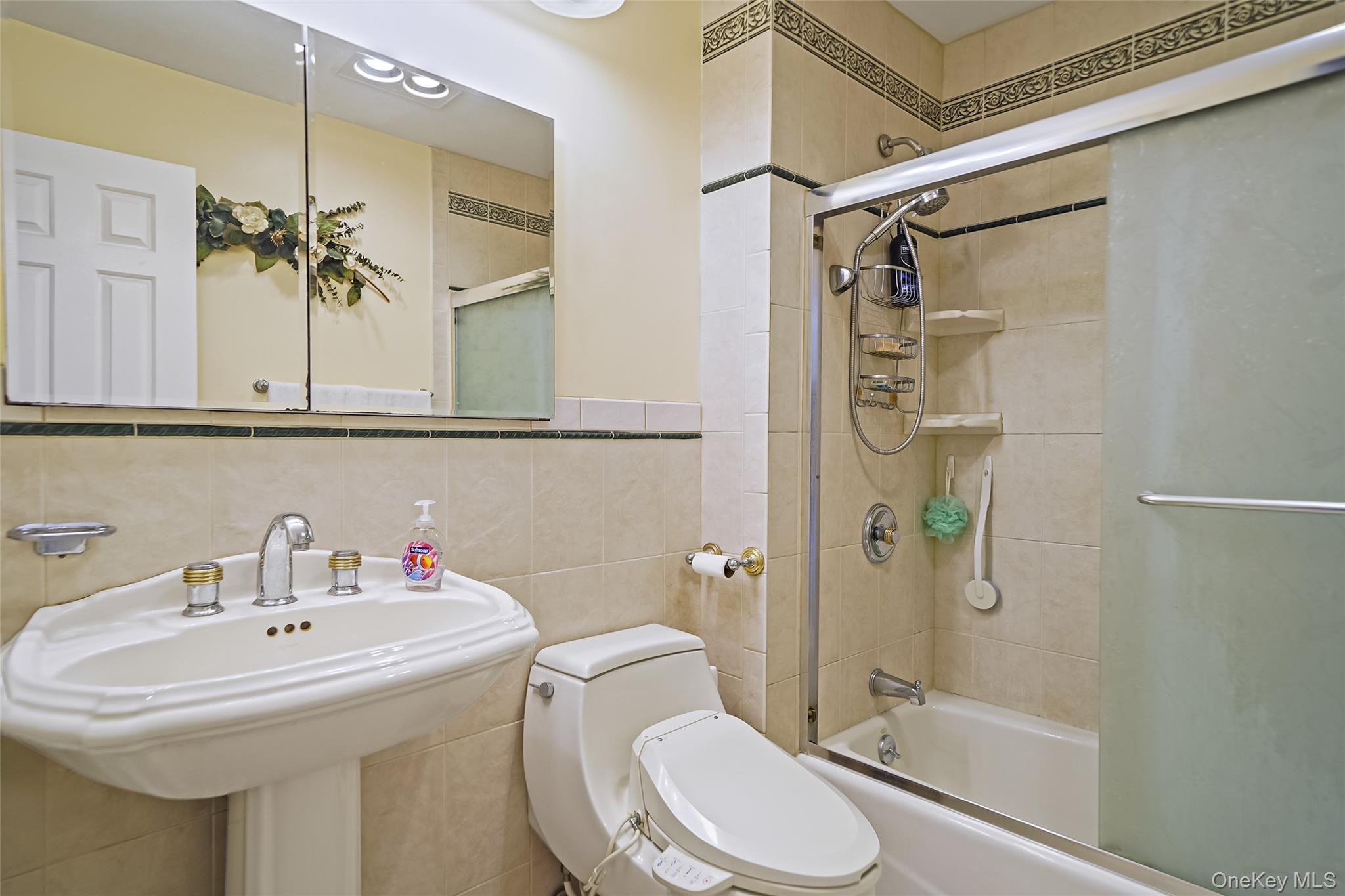 546 S Walnut Street, Lindenhurst, NY 11757