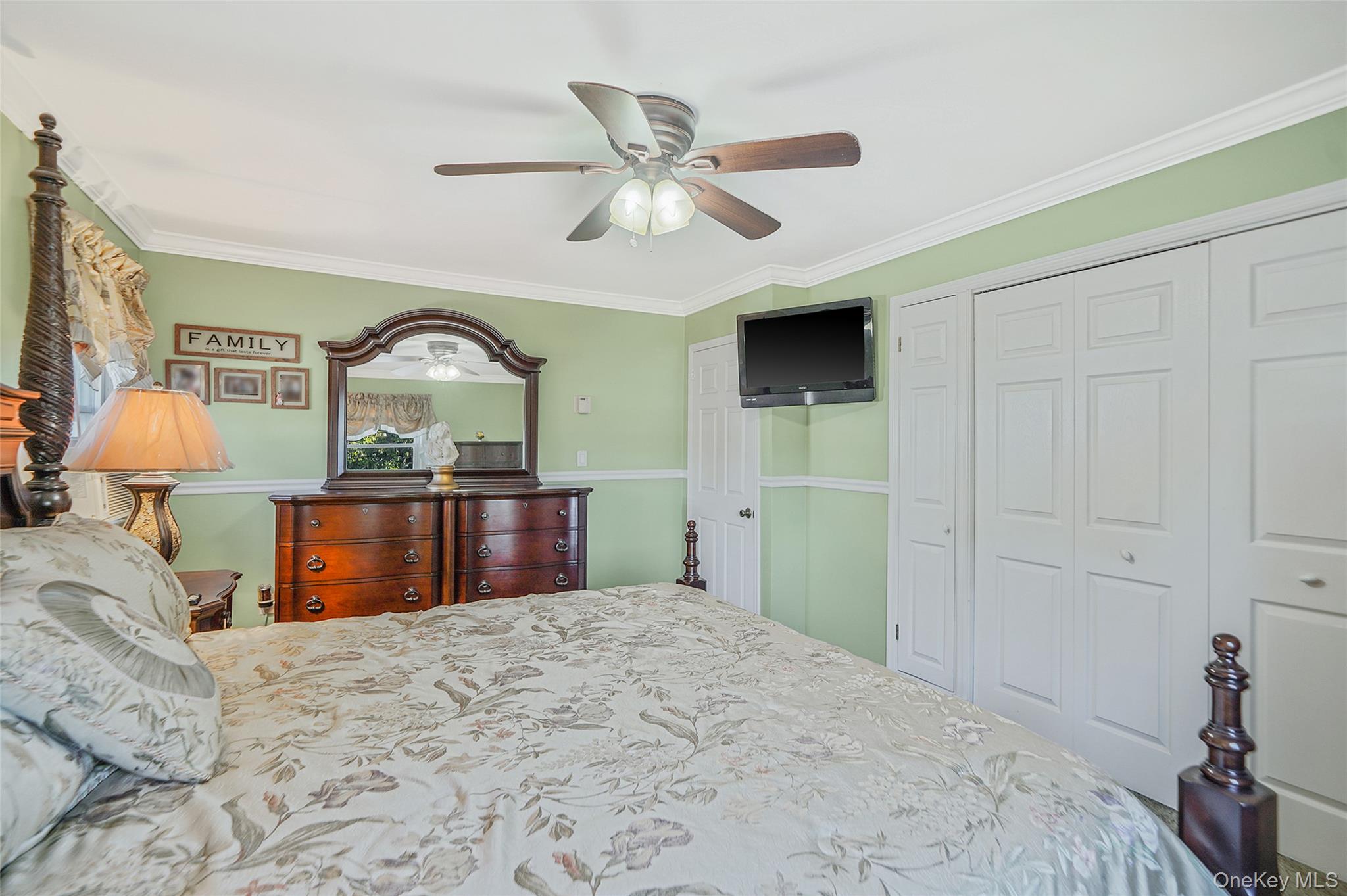 546 S Walnut Street, Lindenhurst, NY 11757