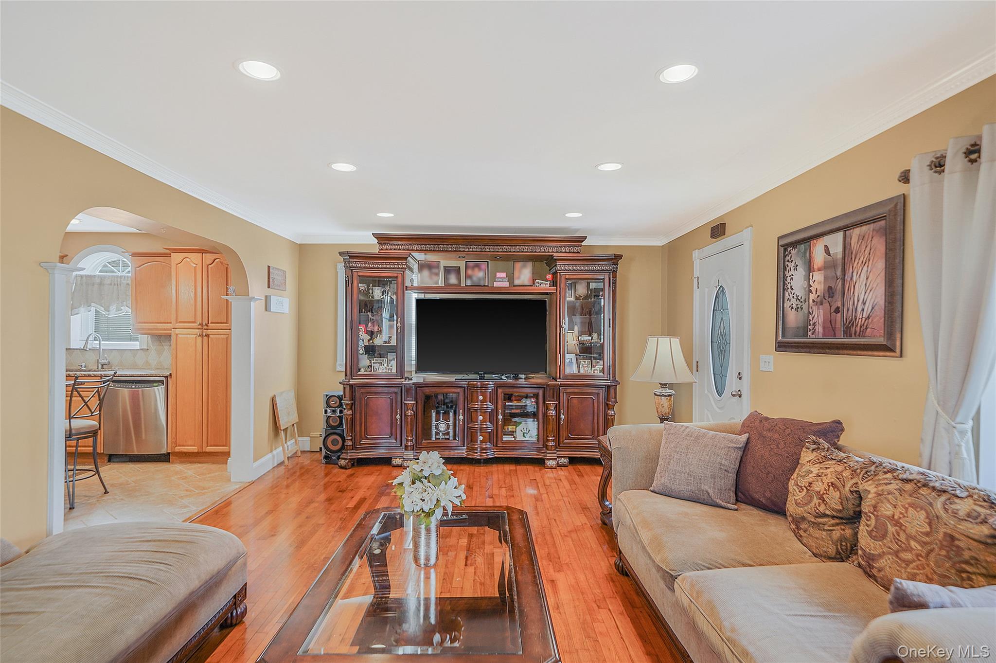 546 S Walnut Street, Lindenhurst, NY 11757