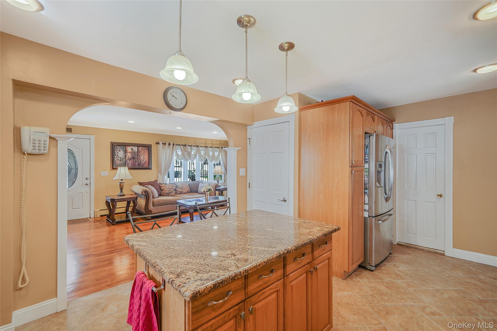 546 S Walnut Street, Lindenhurst, NY 11757