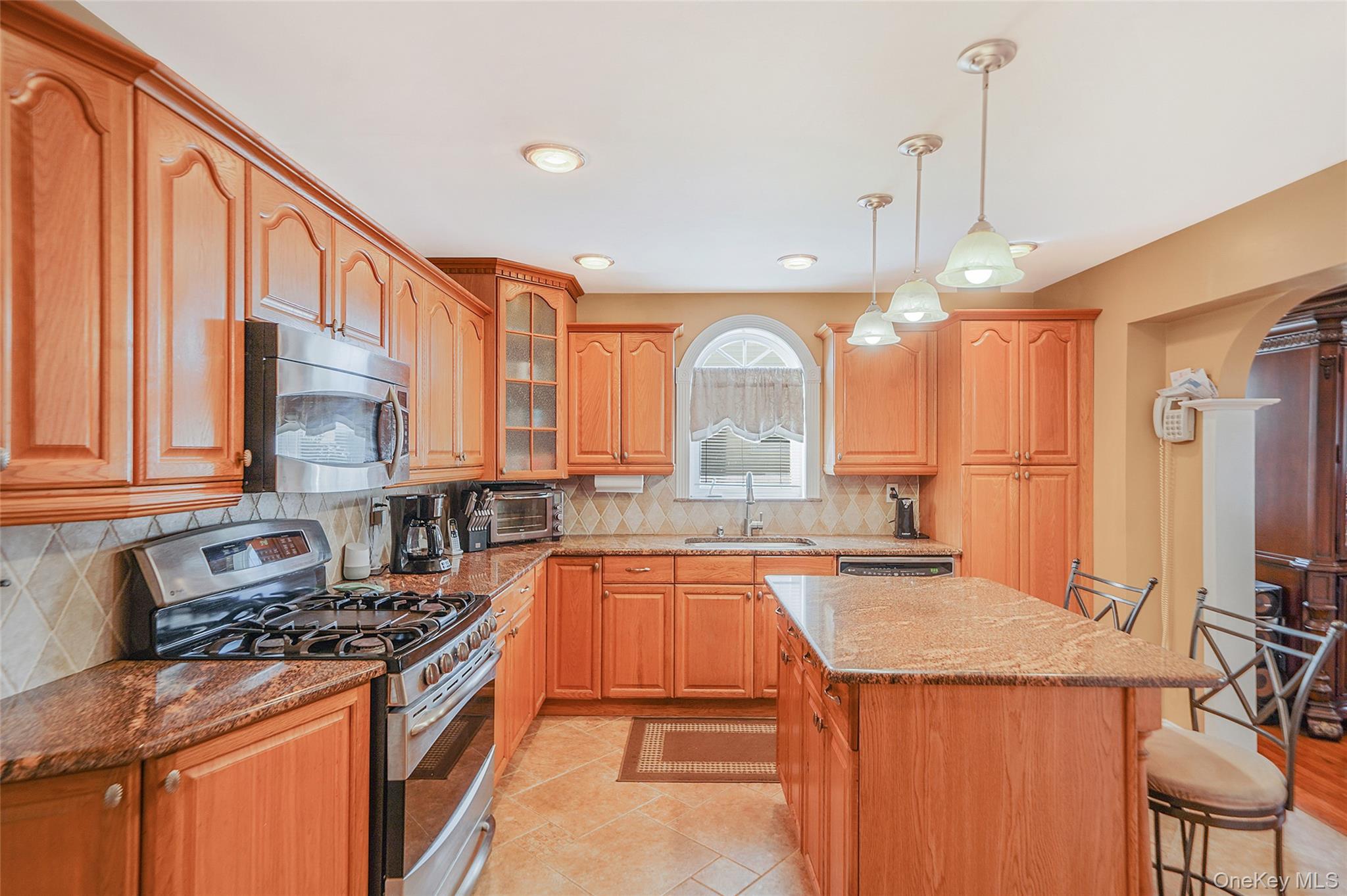 546 S Walnut Street, Lindenhurst, NY 11757