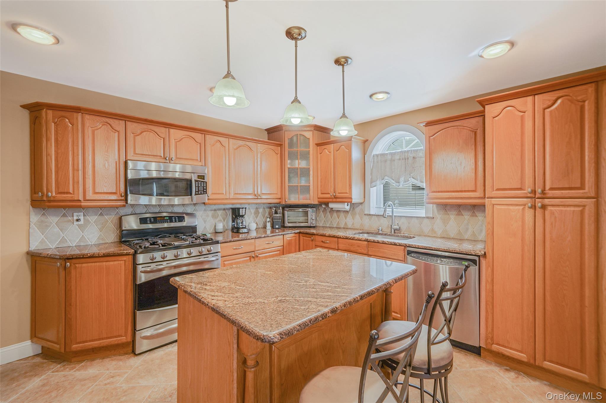 546 S Walnut Street, Lindenhurst, NY 11757