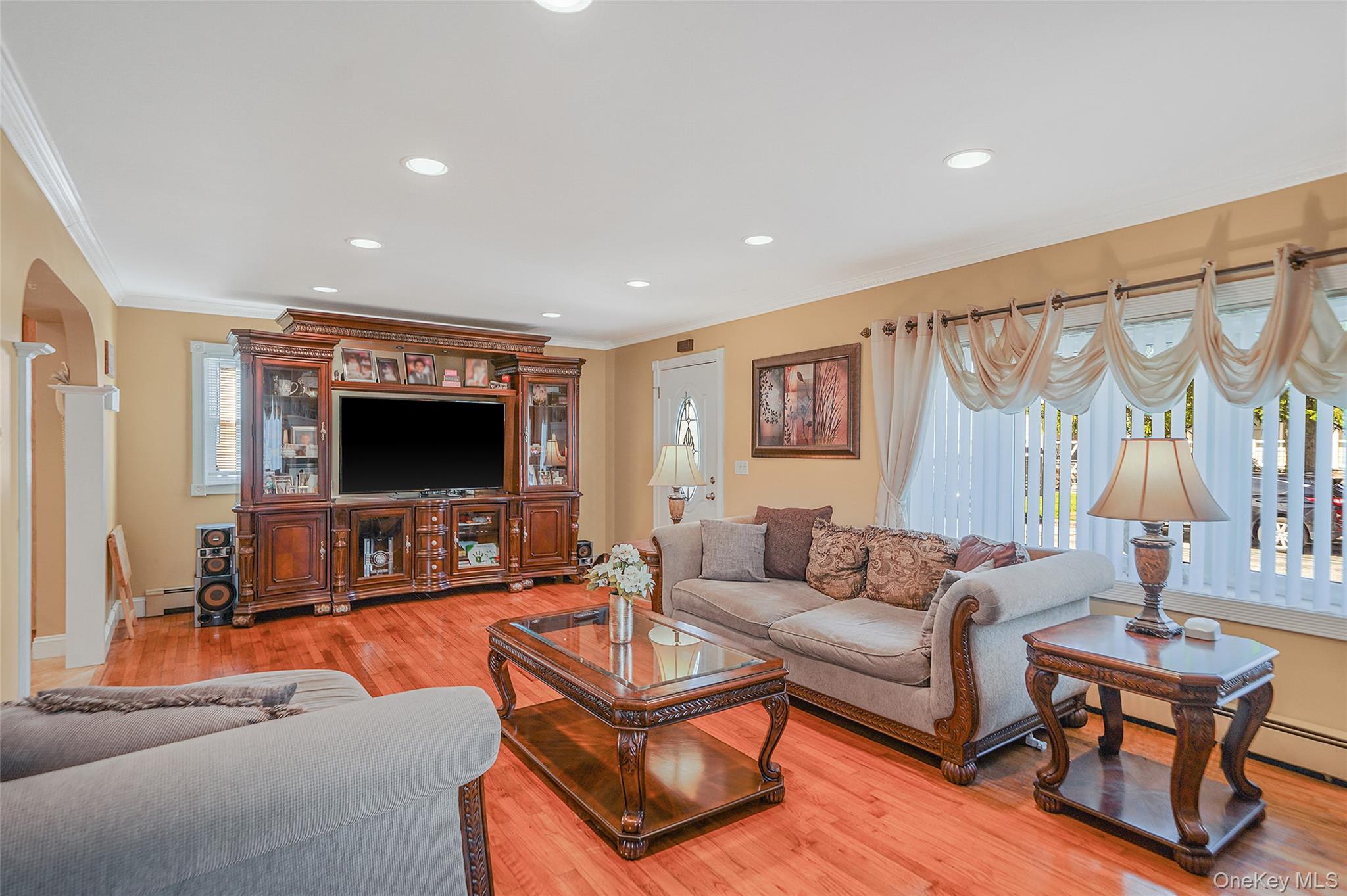 546 S Walnut Street, Lindenhurst, NY 11757