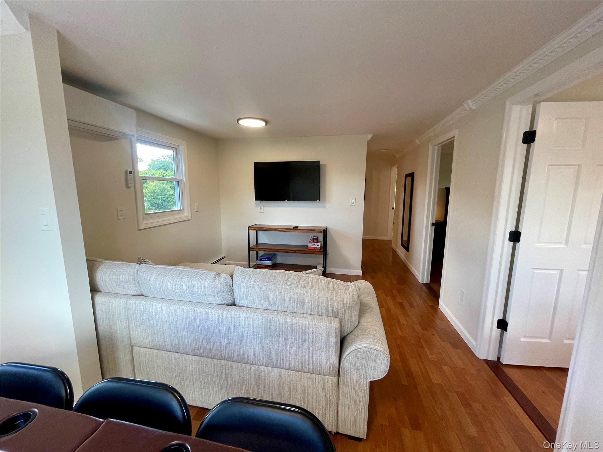 32 Beechwood Street, Farmingdale, NY 11735