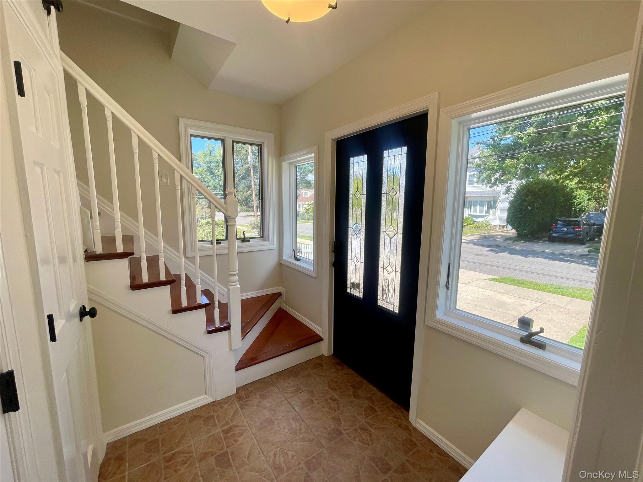 32 Beechwood Street, Farmingdale, NY 11735