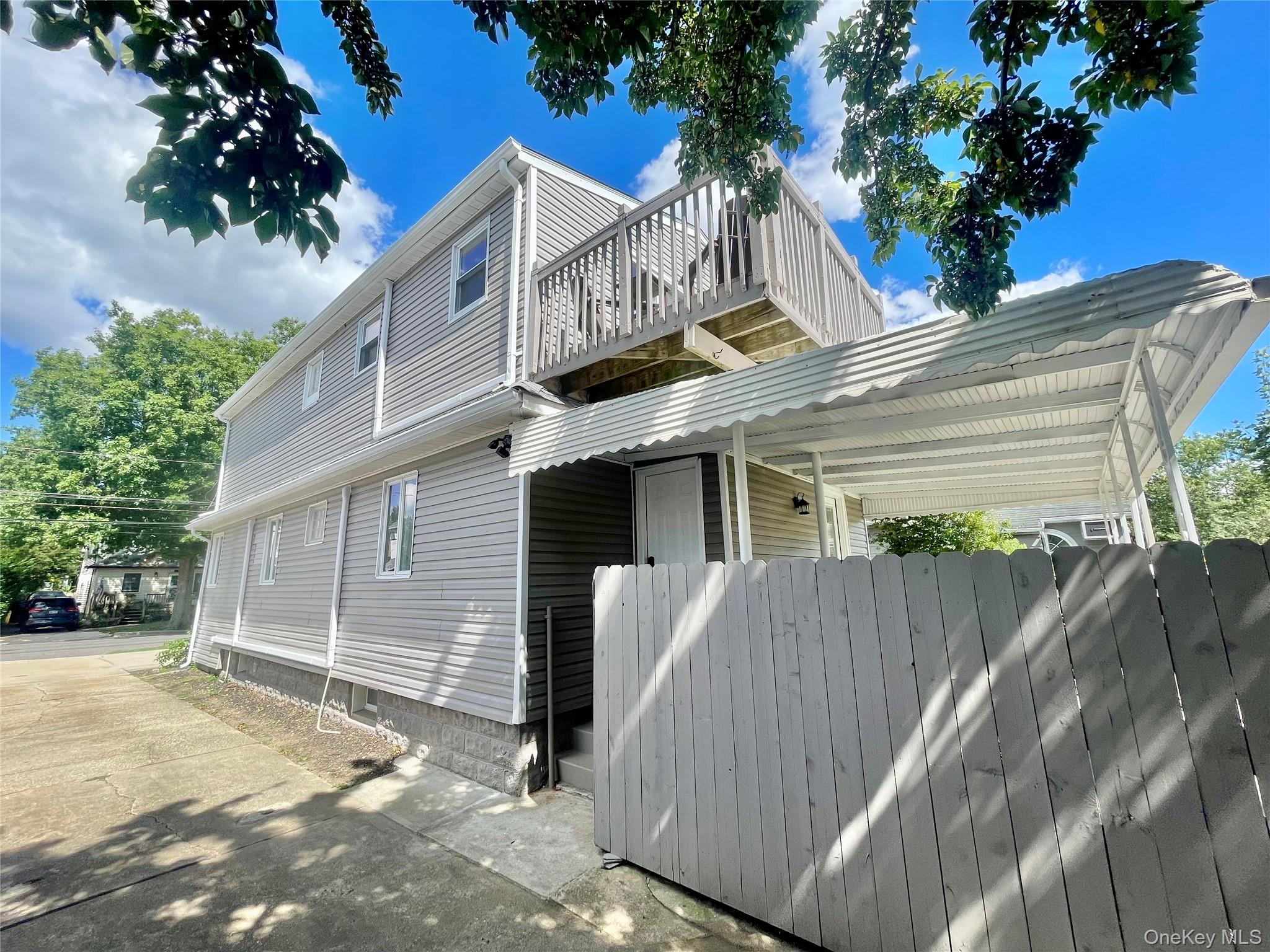 32 Beechwood Street, Farmingdale, NY 11735