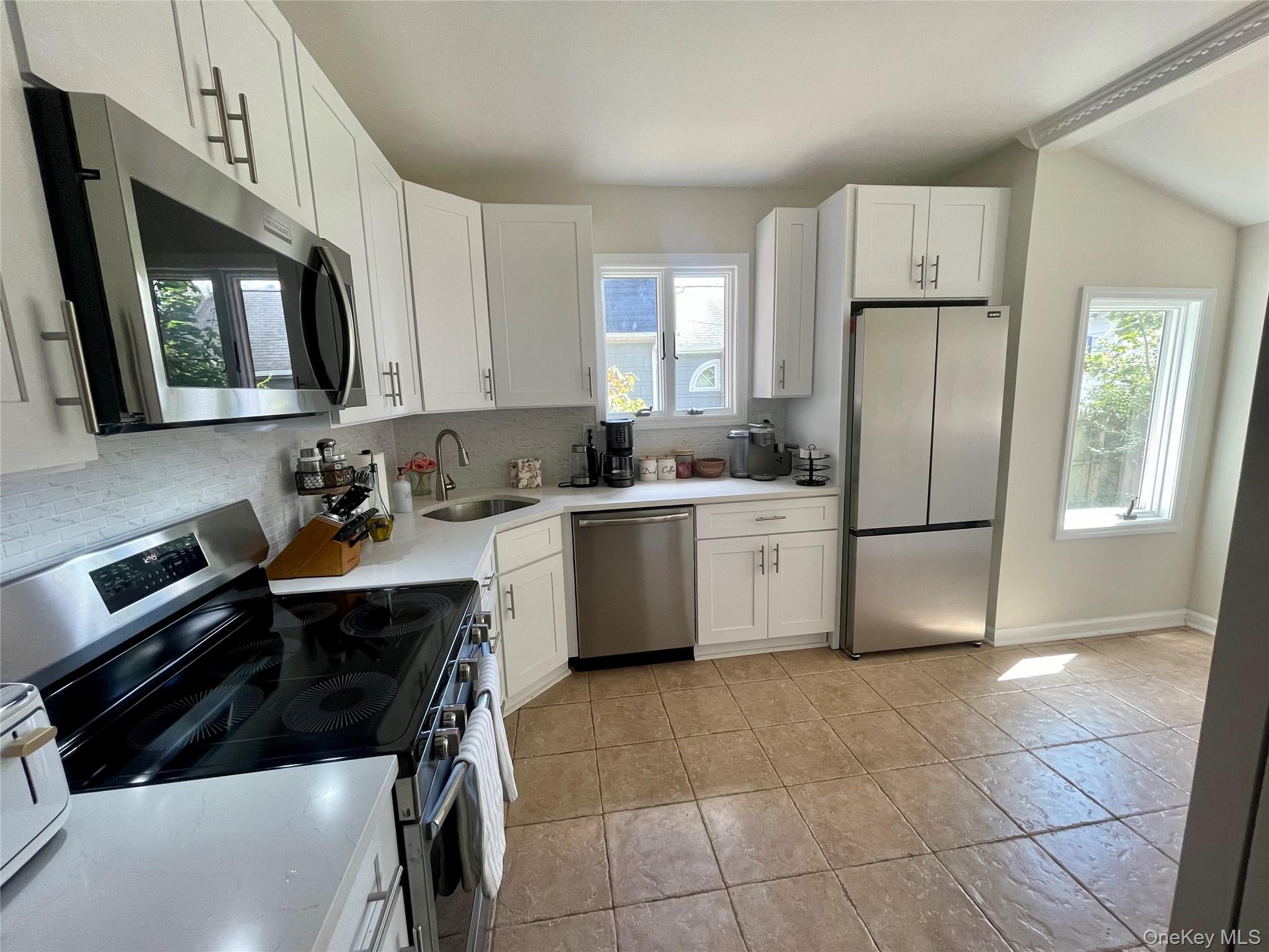 32 Beechwood Street, Farmingdale, NY 11735