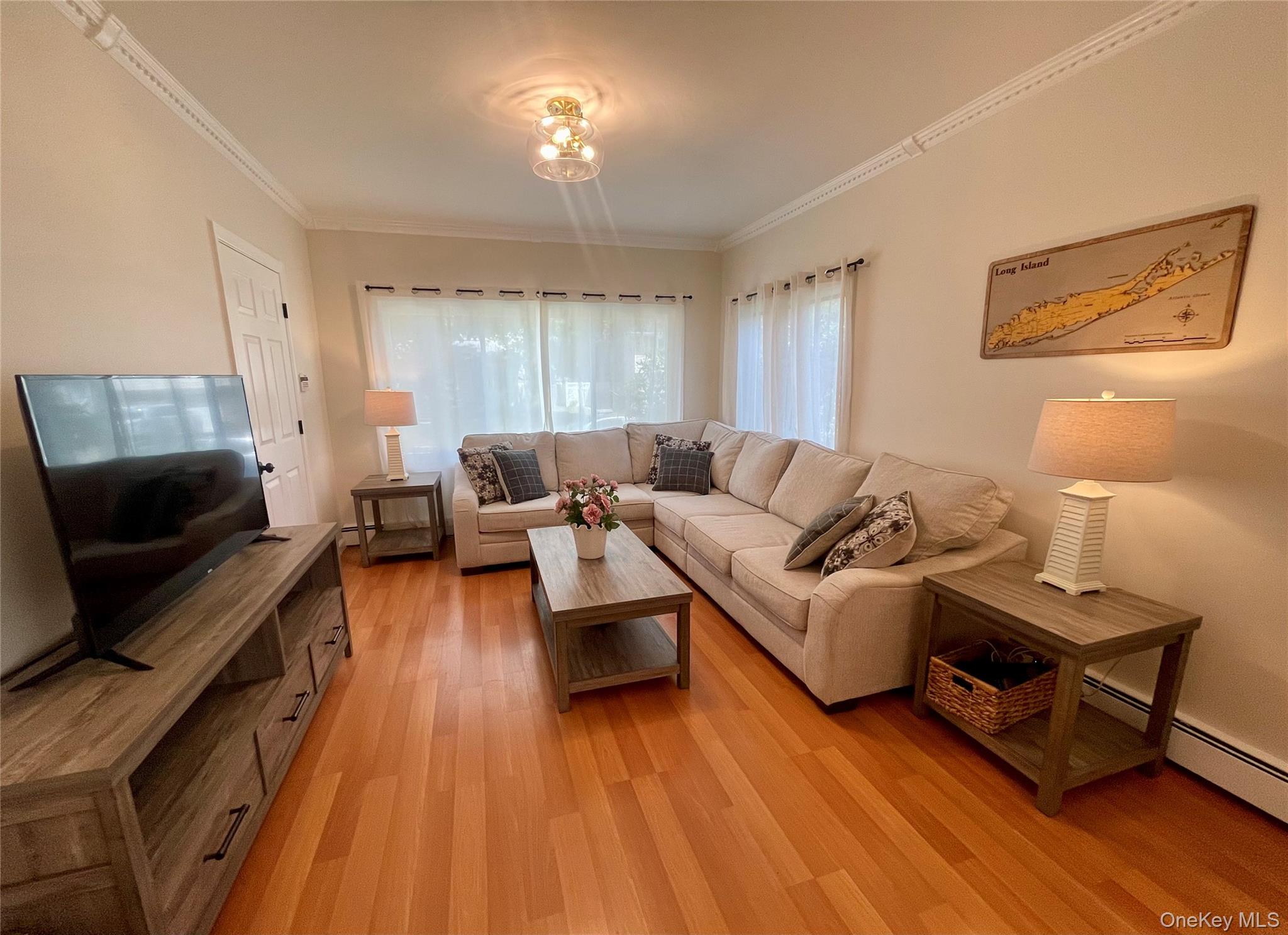 32 Beechwood Street, Farmingdale, NY 11735