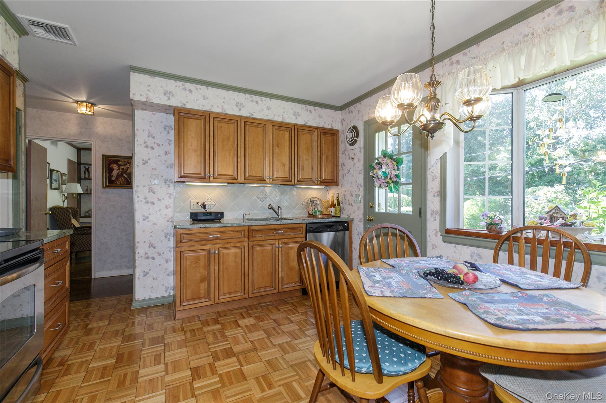 13 Linda Road, Port Washington, NY 11050