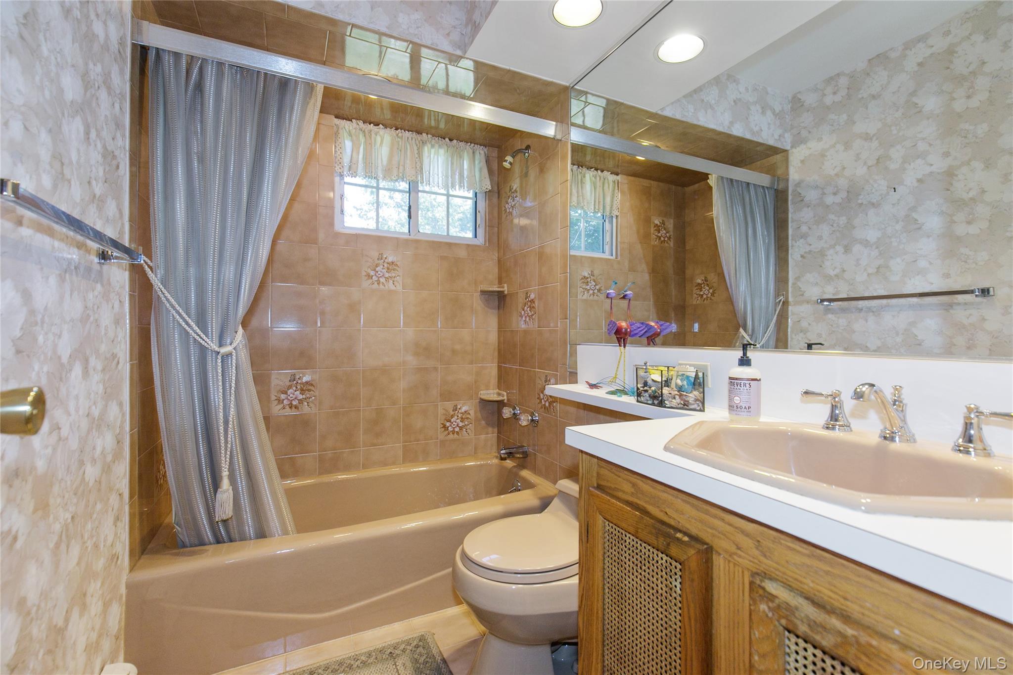 13 Linda Road, Port Washington, NY 11050