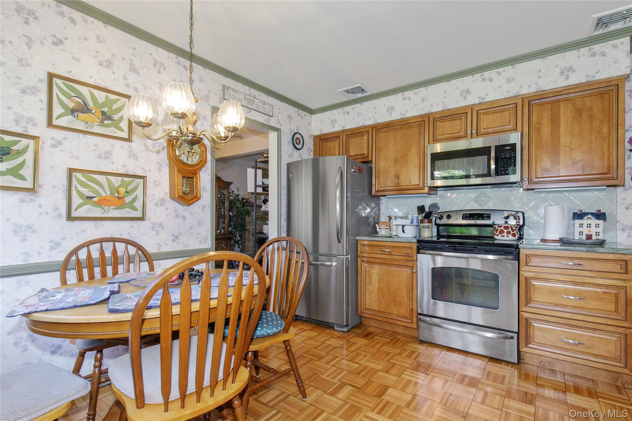 13 Linda Road, Port Washington, NY 11050