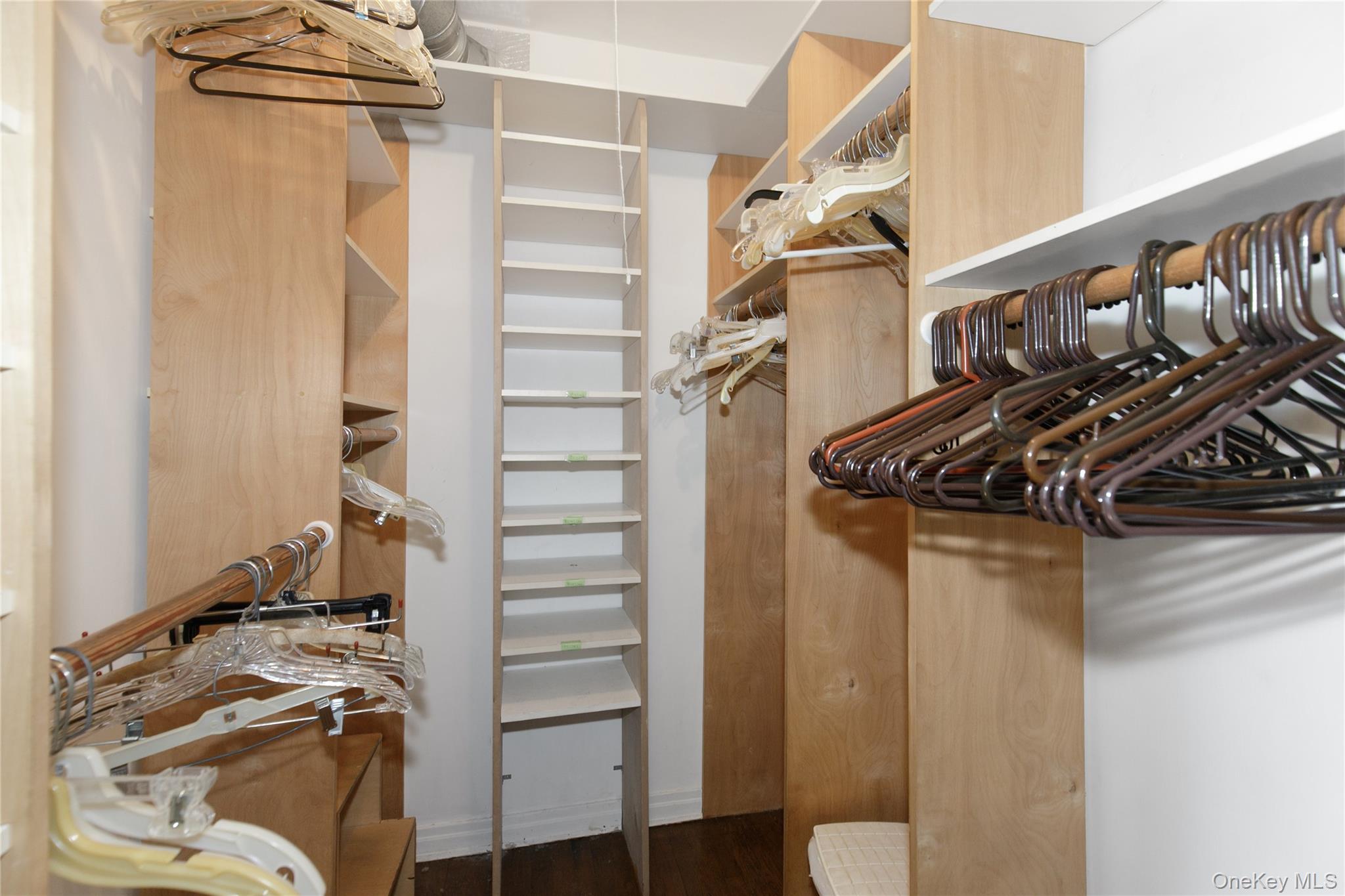 13 Linda Road, Port Washington, NY 11050