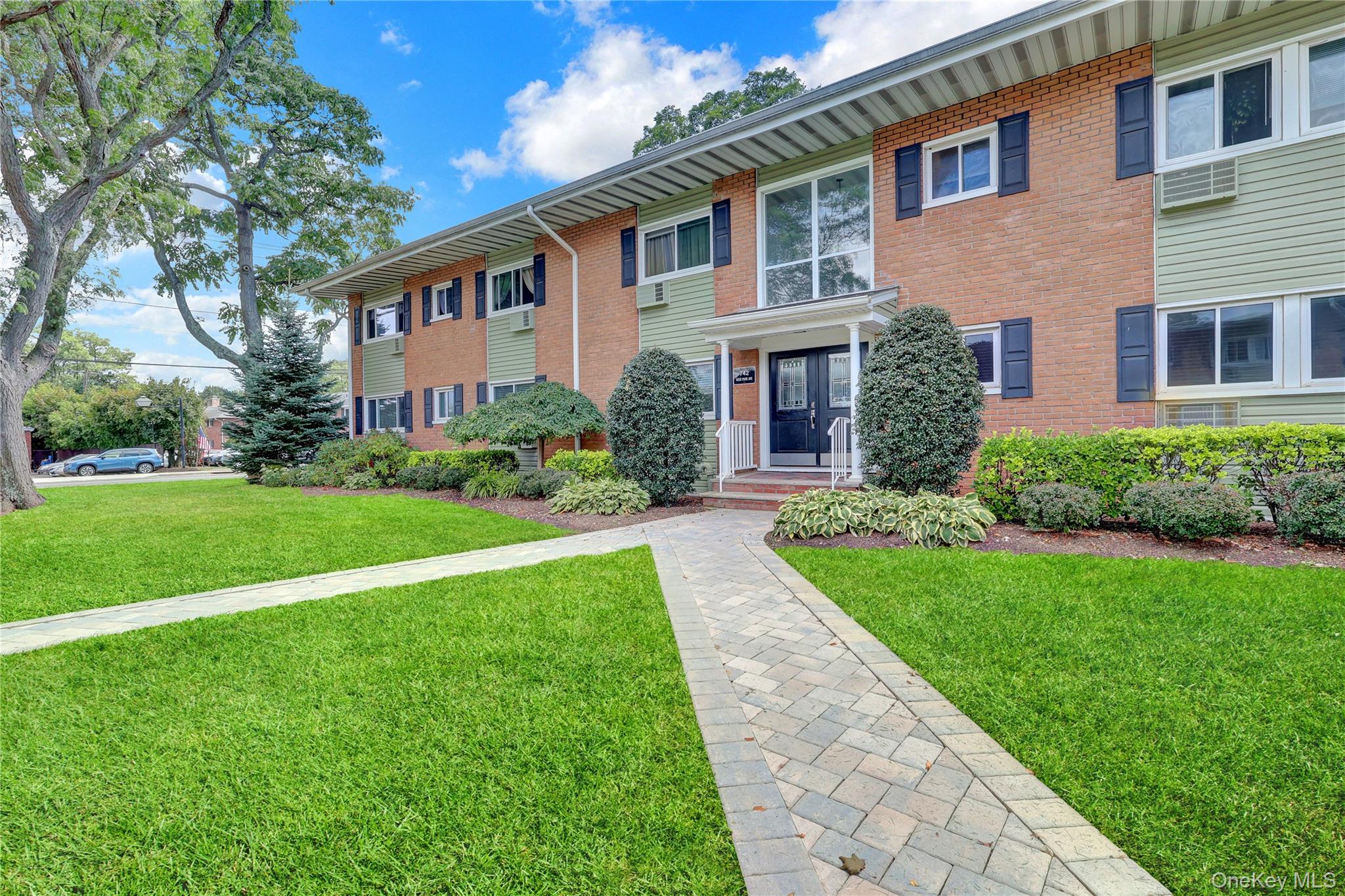 742 Deer Park Avenue # 8B, North Babylon, NY 11703